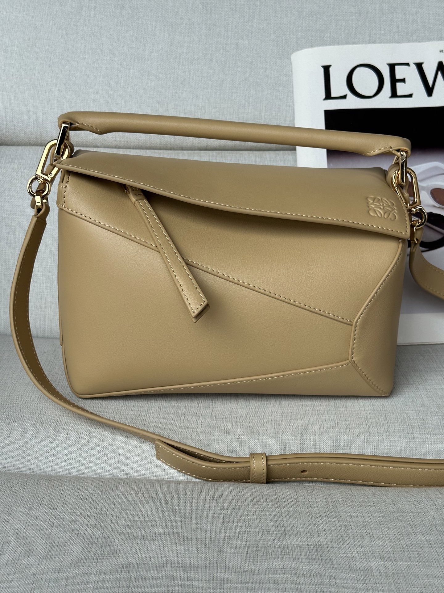 NO:341170,Extra Small 24cm Beige Latest version of strap adjustable shoulder straps Lo*we debuts the first-time handbag* Cuboid shape and precise cutting technology create Puzzle’s unique geometric lines* This mini version is made of satin cowhide leather with cage stitching edges Shoulder or crossbody* Adjustable shoulder straps, removable* Zipper closure,* Cowhide Zipper head* Herringbone cotton canvas lining Anagram embossed Model 3001B, Superior Loewe, loewe, cowhide19860909特级 小号24cm 米黄 最新版本肩带可调节 Lo*we推出的首次亮相手提包*长方体形状和精确的切割技术创造了 Puzzle 独特的几何线条*这个迷你版本采用缎面牛皮革制成,带有笼盖缝线边缘 肩背或斜挎*肩带可调节,可拆卸*拉链封口,*牛皮革拉链头*人字纹棉质帆布衬里Anagram 压纹 型号3001B,特级罗意威,loewe,cowhide,Bag