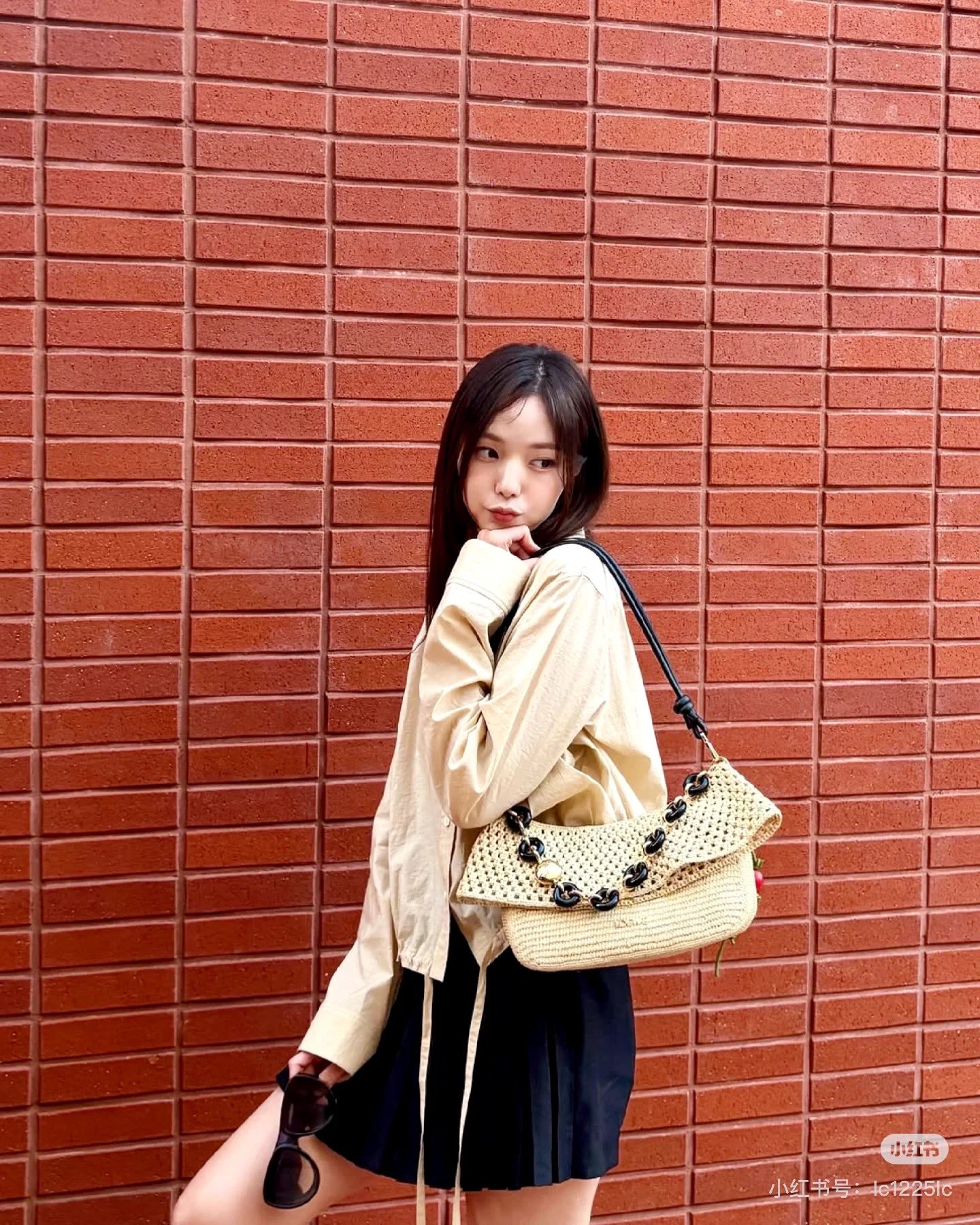 NO:341180,Special Summer must-have item - straw woven bag 7019 A Summer must-have item - straw woven bag. It is a classic summer fashion combination, combining practicality and natural style, and can easily create a light and vacation-like look. Supermodels Chen Yu, Chen Bige, Zhao Jiali, spokesperson Yang Mi, Chen Duling, Wang Zixuan, Xu Mengjie, Sun Meilin, Xu Ruohan, Heqiu, Lu Yuxiao, Yang Zizi, Zhao Zhaoyi, Zhang Wenxin's LOEWE Summer straw woven bag. #Celebrity style, special Luo Yiwei, loewe, loewe, espadrilles19860909特级 夏日必败单品——草编包 7019 A 夏日必败单品——草编包.它是夏日时尚搭配的经典单品,兼具实用性与自然风情,能够轻松营造出轻盈、度假感十足的造型.超模陈瑜、陈碧舸、赵佳丽,代言人杨幂,陈都灵、王子璇、徐梦洁、孙美林、徐若晗、鹤秋、卢昱晓、杨肸子、赵昭仪、张文昕演绎的LOEWE罗意威 夏日草编系列包包.#明星造型,特级罗意威,loewe,loewe,espadrilles,Bag