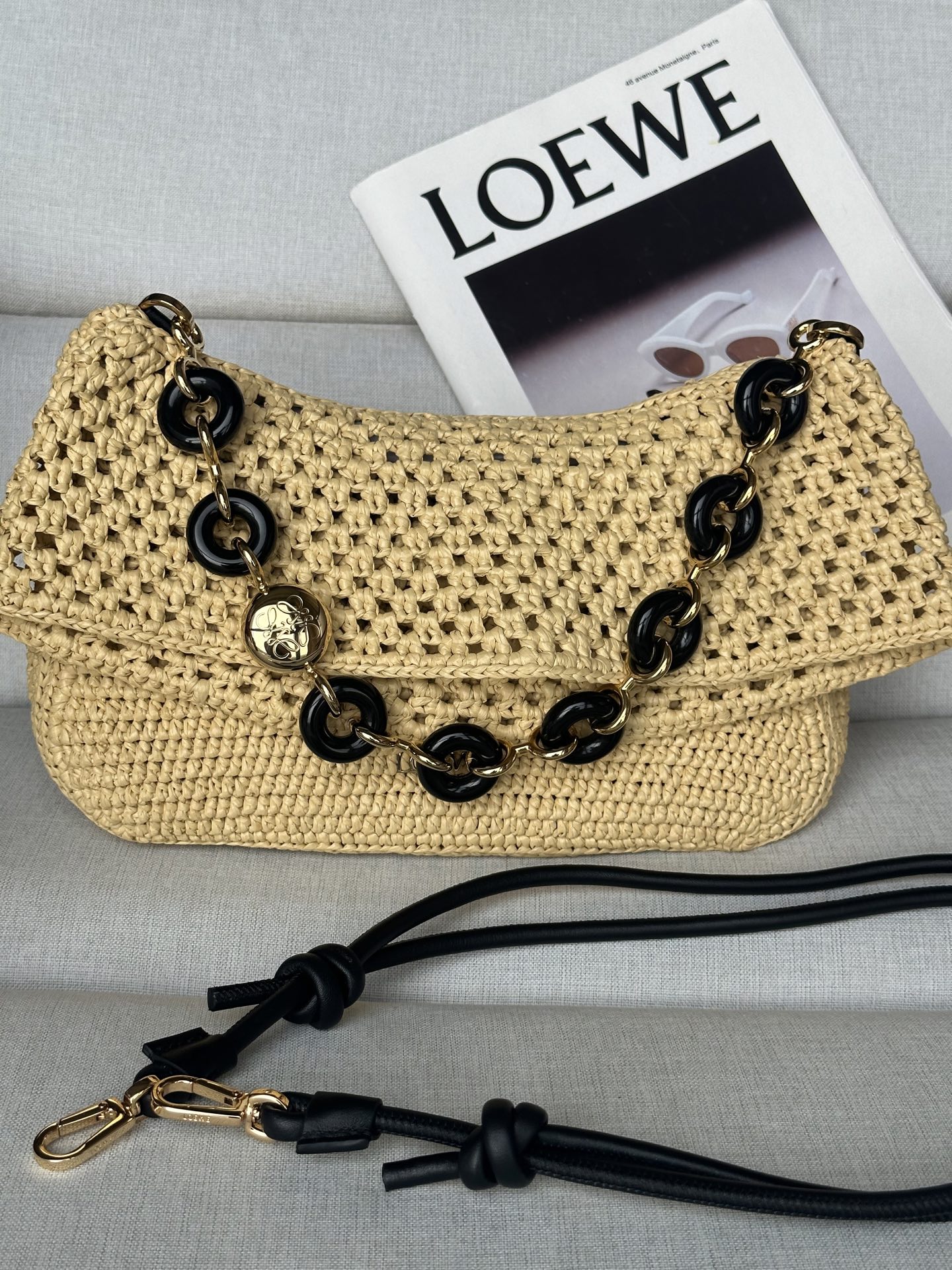 NO:341172,Special Summer must-have item - straw woven bag 7019 A Summer must-have item - straw woven bag. It is a classic summer fashion combination, combining practicality and natural style, and can easily create a light and vacation-like look. Supermodels Chen Yu, Chen Bige, Zhao Jiali, spokesperson Yang Mi, Chen Duling, Wang Zixuan, Xu Mengjie, Sun Meilin, Xu Ruohan, Heqiu, Lu Yuxiao, Yang Luzi, Zhao Zhaoyi, Zhang Wenxin's LOEWE Summer straw woven bag. #Celebrity model Metal chain cannot be removed. The belt can be adjusted and removed freely. Size 28-17-11, Superior Luo Yiwei, loewe, loewe, espadrilles19860909特级 夏日必败单品——草编包 7019 A 夏日必败单品——草编包.它是夏日时尚搭配的经典单品,兼具实用性与自然风情,能够轻松营造出轻盈、度假感十足的造型.超模陈瑜、陈碧舸、赵佳丽,代言人杨幂,陈都灵、王子璇、徐梦洁、孙美林、徐若晗、鹤秋、卢昱晓、杨肸子、赵昭仪、张文昕演绎的LOEWE罗意威 夏日草编系列包包.#明星造型 金属链条不可卸. 皮带可自由调节并拆除. 尺寸28-17-11,特级罗意威,loewe,loewe,espadrilles,Bag