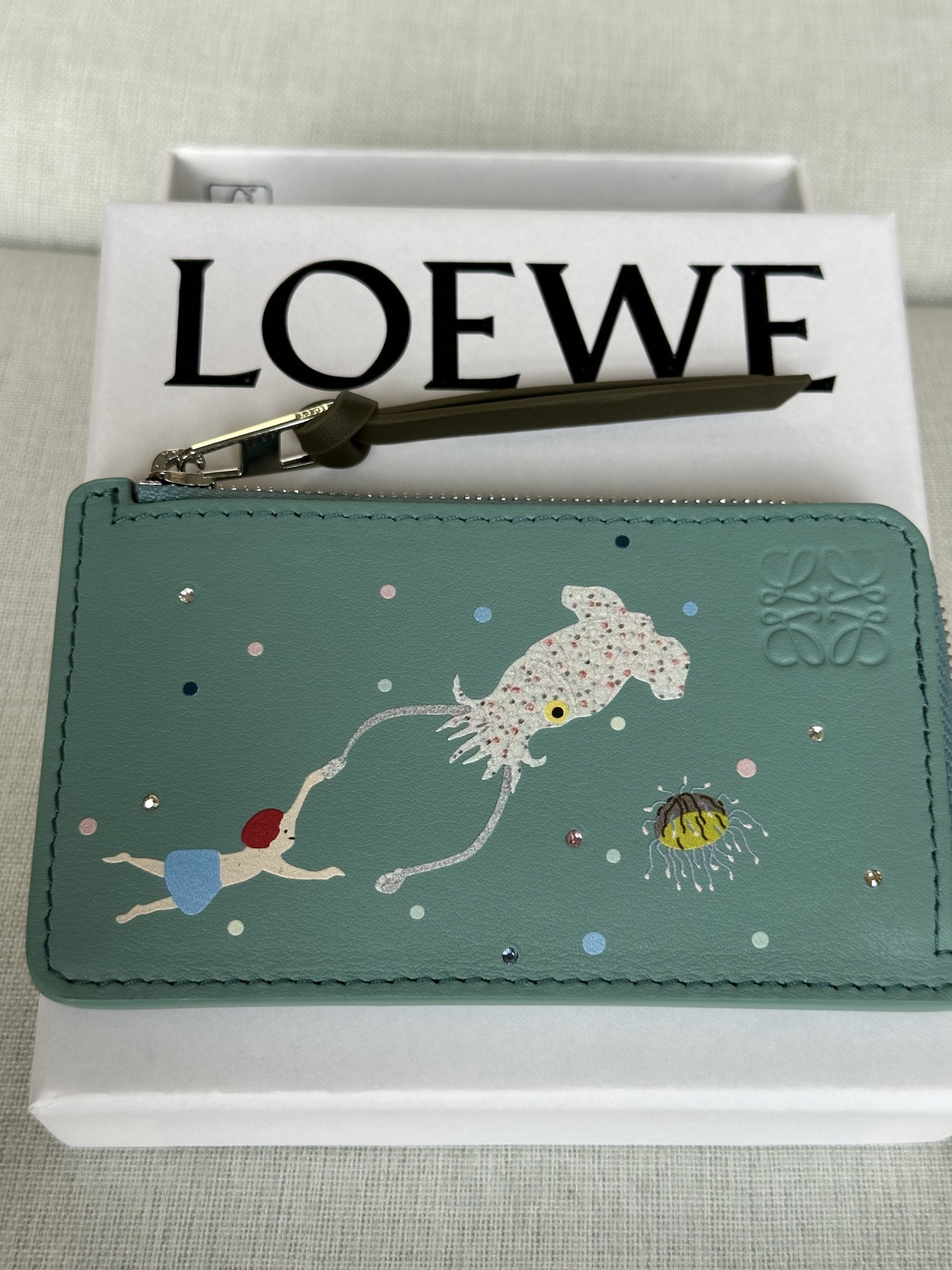 NO:340614,Special loewe co-branded card bag limited edition matching packaging loewe's unique embedding production method. The pattern is lifelike and never fades. Size 13-7.5cm A12, special loewe, loewe, loewe19860909特级 loewe 联名卡包限量款 配套包装 loewe特有的嵌入製作方法.圖案栩栩如生.且永不掉色. 尺寸13-7.5cm A12,特级罗意威,loewe,loewe,Bag
