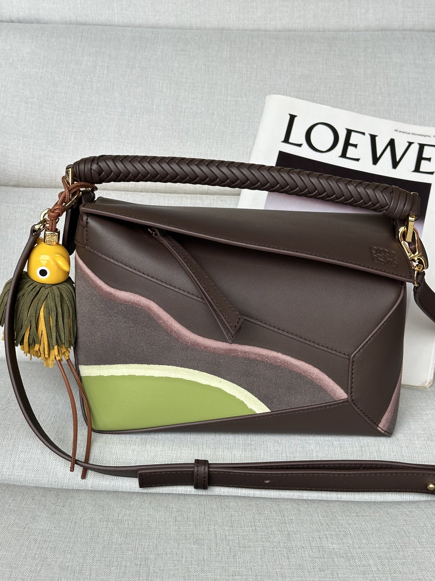 NO:340673,Special, Model 30012, Newly Popular LOEWE Puzzle Gradient Color Matches Like Kneading the Sunset Sunset into the Bag Body. The woven handle is exquisite and special. It feels very relaxing when you carry it. Three-dimensional geometric bag is super capable. Daily outing and short trips. Just stuff things in. Carry it on the street and walk on the street. The turn-back rate is straight. Finally, I understand why fashionable people are Aira Yiwei. Practical and beautiful online. Whoever carries is a fashionable mower for walking - 24cm ootd｜LOEWE Puzzle Gradient Bag, special Loewe, loewe19860909特级 型號30012 新宠LOEWE Puzzle 渐变配色像把落日余晖揉进包身 编织手柄精致又特别 随手一挎都很有松弛感 立体几何包型超能装 日常出街、短途旅行 东西一股脑塞进去就好 背它走在街头 回头率直接拉满 终于懂为啥时髦精都爱罗意威 实用和颜值双在线 谁背谁是行走的时尚种草机 - 24cm ootd｜LOEWE Puzzle渐变包,特级罗意威,loewe,loewe,Bag