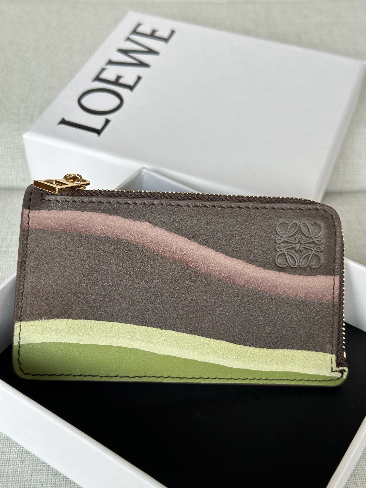 NO:341106,Extra Gradient Card Bag loewe A01 Napa Cotton Leather Landscape Coin Card Bag Material & Care Shipping & Returns Napa Cotton Leather & Suede Landscape Coin Card Bag, layered and pressurized to create a unique effect. Four card slots One zipper coin compartment, cow leather zipper head Leather lining Anagram embossed Centimeters·in Colour Chocolate/light Moss Metallic colour Gold Main material Napa Cotton Leather Weight 0.04 kg Height 7.5 cm Width 13 cm Depth 1 cm, Extra Loewe, loewe, loewe, cowhide19860909特级漸变卡包 loewe A01 纳帕牛皮革 Landscape 硬币卡包 材质与护理 Shipping & returns 纳帕牛皮革和绒面革 Landscape 硬币卡包,层叠加压以造就独树一格的效果. 四个卡位 一个拉链硬币隔层,牛皮革拉链头 皮革衬里 Anagram 压纹 公分·in Colour 巧克力色/浅苔藓色 Metallic colour 金色 Main material 纳帕牛皮革 Weight 0.04 kg Height 7.5 公分 Width 13 公分 Depth 1 公分,特级罗意威,loewe,loewe,cowhide,Bag