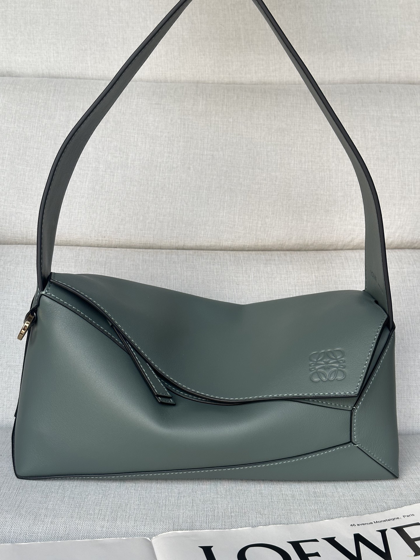 NO:341147,Super NEW IN smog green Model, 5501. Napa cowhide leather Puzzle Hobo Handbag Puzzle Hobo is a soft and delicate short Napa cowhide shoulder bag inspired by the rectangular shape and unique geometric lines of the Puzzle bag. 28.7-10.7-5.5 cm Short shoulder strap back A outer zipper bag and an inner bag Cowhide zipper head D-ring for personalized hanging Herringbone cotton canvas lining Anagram embossed, loewe, shoulder bags, cowhide19860909特级 NEW IN 雾霾綠色 型号,5501. 纳帕牛皮革 Puzzle Hobo 手袋 Puzzle Hobo 是一款柔软且精致的短款纳帕牛皮革单肩包,灵感来自 Puzzle 包的长方体形状和独特的几何线条. 28.7-10.7-5.5厘米 短肩带肩背 一个外部拉链袋和一个内袋 牛皮革拉链头 可以连接个性化挂饰的 D 形环 人字纹棉质帆布衬里 Anagram 压纹,特级罗意威,loewe,shoulder bags,cowhide,Bag