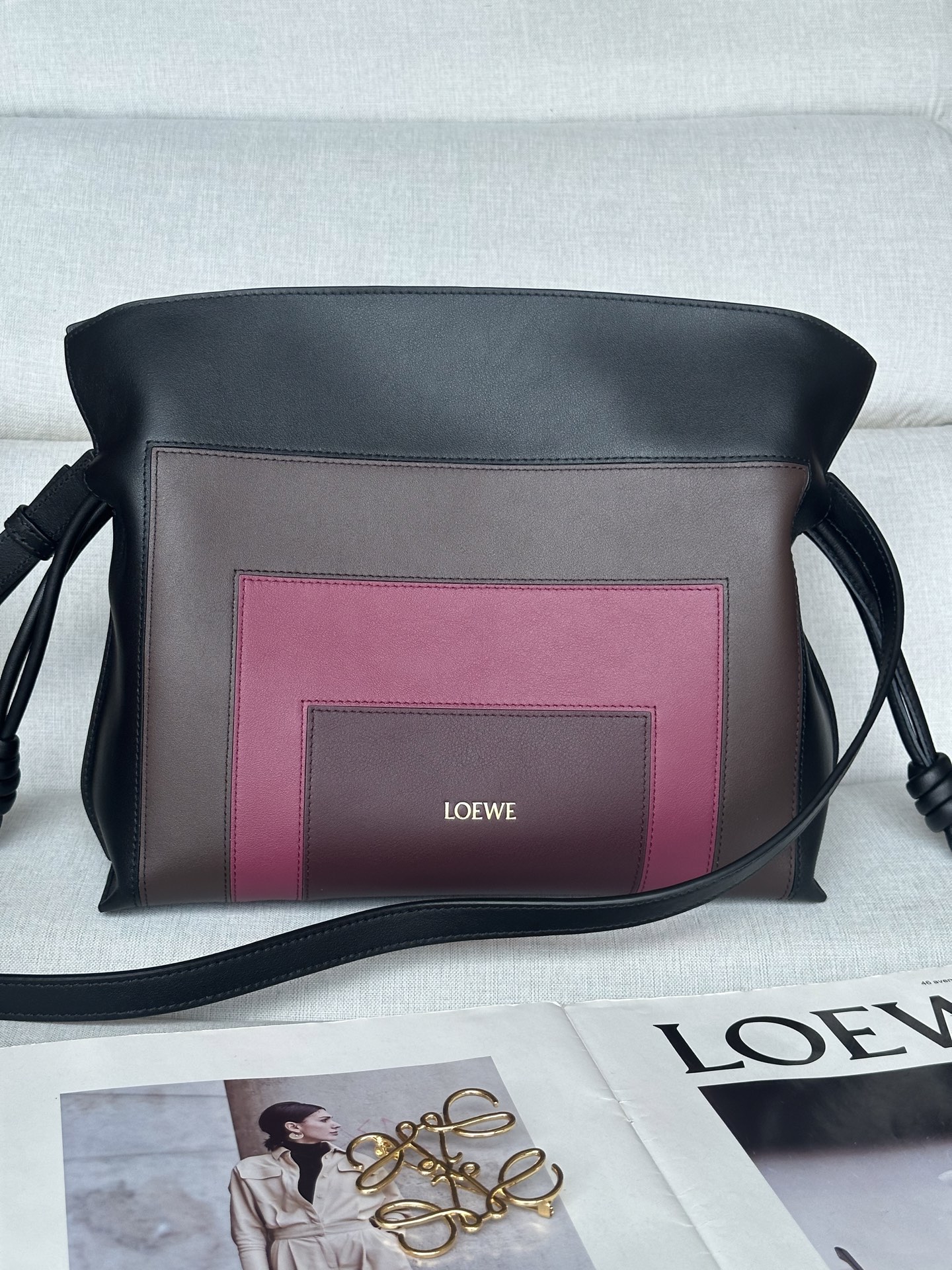 NO:574124,Special grade Loewe upgraded version of Flamenco Anderson's final product!  !  Made of soft and fine calfskin, tightened with a drawstring and tied with the iconic coiled knot, it can be carried on the shoulder, cross-body or hand, detachable and adjustable shoulder strap, magnetic buckle closure, suede cowhide lining. Size 30-24.5-10.5 Model 11050-1, premium Loewe, loewe, cowhide19860909特级 罗意威升级版Flamenco  安得森收官之作！！ 选用柔软细腻小牛皮,采用拉绳收紧,并打上标志性的盘绕结,肩背、斜挎或手拿,可拆卸和可调式肩带,磁扣开合,绒面牛皮衬里. 尺寸30-24.5-10.5 型号11050-1,特级罗意威,loewe,cowhide,Bag