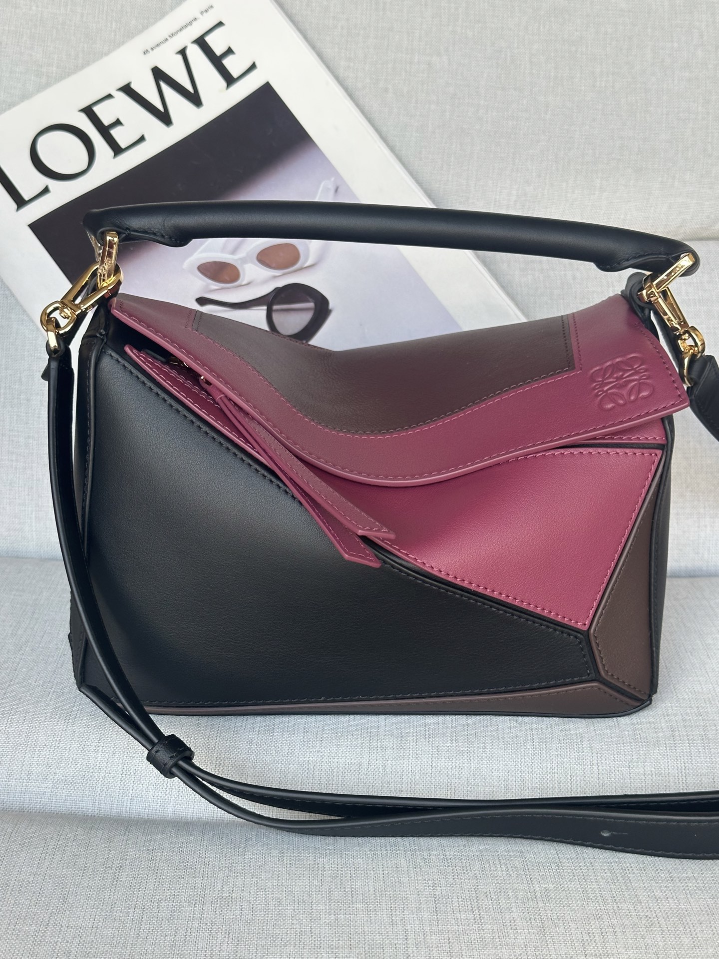 NO:580682,The premium Puzzle outlines a rectangular shape with distinctive geometric lines. This small version is made of Nappa cow leather with a square intarsia pattern inspired by Josef Albers' 'Homage to the Square' series. This bag is part of the LOEWE x Josef and Anni Albers collection. Model 3001-1 Can be worn on the shoulder, crossbody or handbag Detachable and adjustable shoulder strap Zipper closure, cowhide zipper puller One external zipped back pocket, one internal slip pocket Suede lining Anagram embossed, LOEWE hot stamping and Josef Albers signature Main material Nappa cow leather Strap length 80.5 - .5 cm Handle drop 7 cm Weight 0. kg Height 16.5 cm Width 24 cm Depth 10.5 Centimeter, special grade Loewe, loewe, loewe, cowhide19860909特级 Puzzle 以别具一格的几何线条勾勒长方体造型. 此小号版本采用纳帕牛皮革制成,方形嵌花图案的灵感源自 Josef Albers 的 “Homage to the Square” 系列.这款手袋为 LOEWE x Josef and Anni Albers 系列作品. 型號3001-1 可肩背、斜挎或手提 可拆卸可调节肩带 拉链开合,牛皮革拉链头 一个外部拉链后袋,一个内部插袋 绒面革衬里 Anagram 压纹、LOEWE 烫金和 Josef Albers 签名 Main material 纳帕牛皮革 Strap length 80.5 - .5 cm 肩带长度 40 - 58 cm Handle drop 7 cm Weight 0. kg Height 16.5 公分 Width 24 公分 Depth 10.5 公分,特级罗意威,loewe,loewe,cowhide,Bag