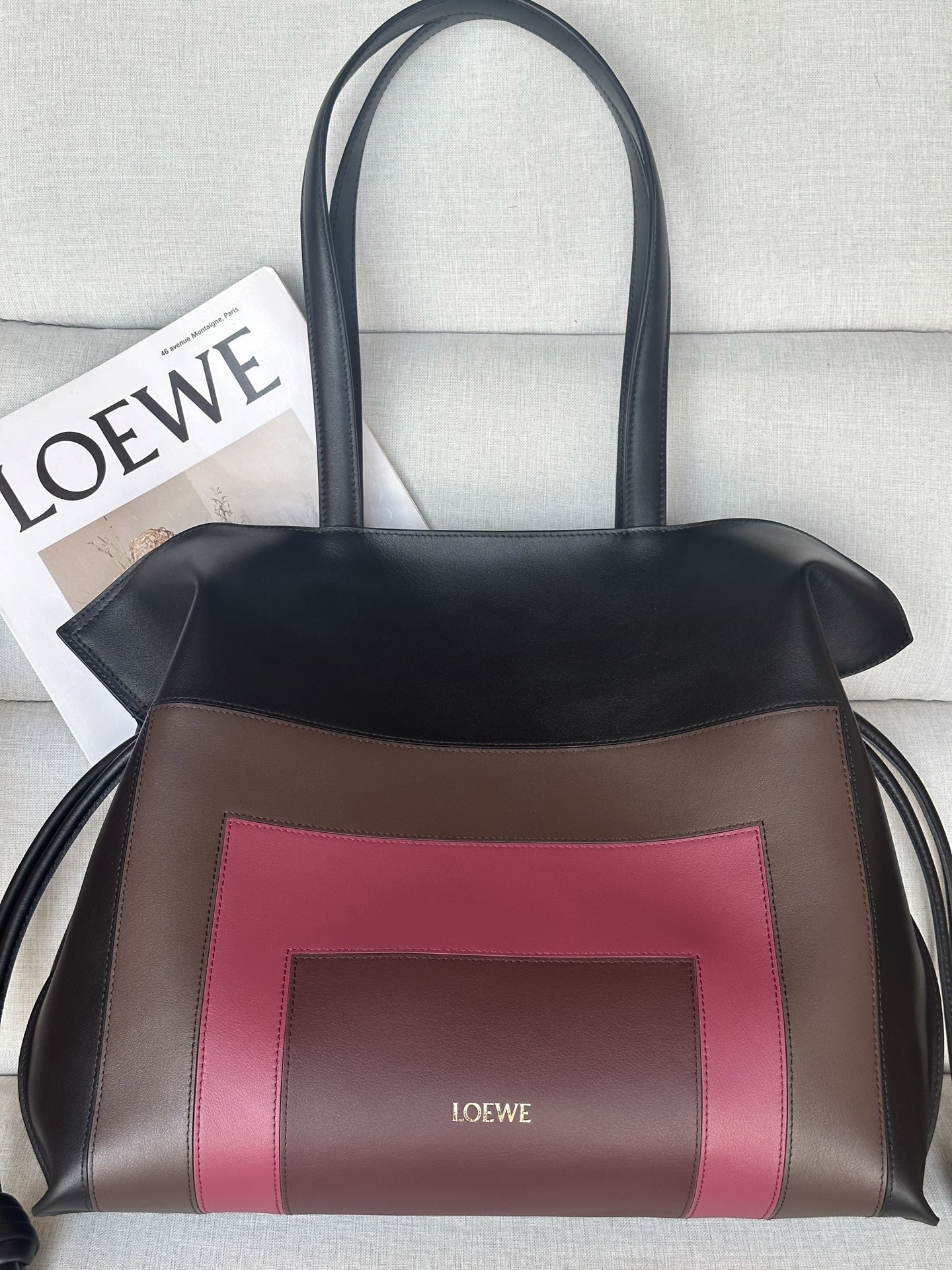 NO:574123,Premium LOEWE x Albers 38-34-11 (Pocket opening 44) Large Nappa Cow Leather Flamenco Clutch The Flamenco Clutch is made of soft material for a slouchy style, and the drawstring design is decorated with a historic knot. This oversized version is made of Nappa cow leather and has a square intarsia pattern inspired by Josef Albers’ “Homage to the Square” series. This bag is LOEWE x Josef and Anni Albers series works. Model 11049-1, premium Loewe, loewe, loewe, handbag, cowhide19860909特级 LOEWE x Albers 38-34-11（袋口44） 大号纳帕牛皮革 Flamenco 手拿包 Flamenco 手拿包以柔软材质造就慵懒风格,抽绳设计饰有历史悠久的绳结.此超大号版本采用纳帕牛皮革制成,方形嵌花图案的灵感源自 Josef Albers 的 “Homage to the Square” 系列.这款手袋为 LOEWE x Josef and Anni Albers 系列作品. 型號11049-1,特级罗意威,loewe,loewe,handbag,cowhide,Bag