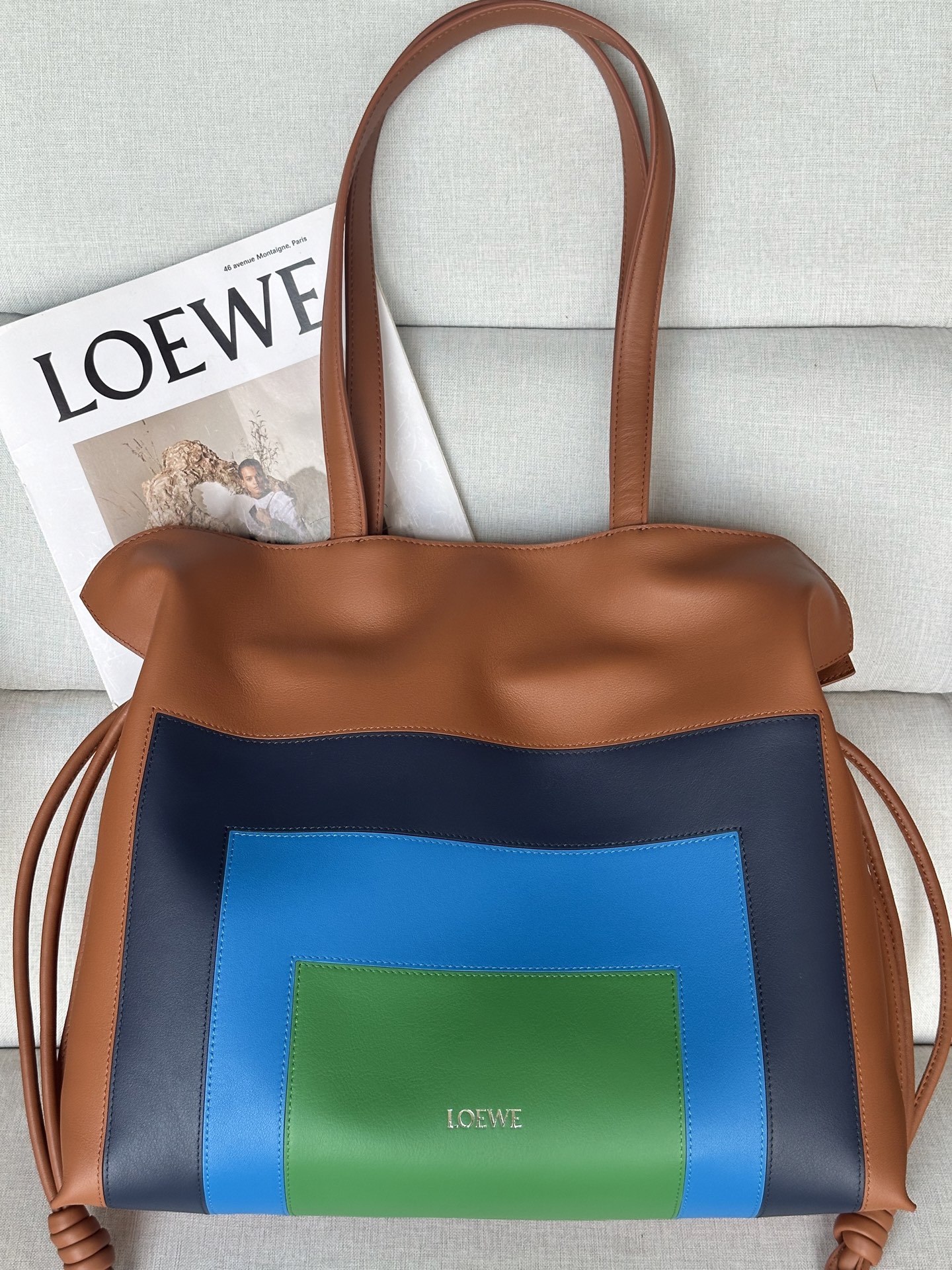 NO:574125,Special 11049-1 LOEWE x Albers 38-34-11 (Pocket opening 44) Large Nappa cow leather Flamenco clutch The Flamenco clutch is made of soft material to create a lazy style, and the drawstring design is decorated with historic knots. This oversized version is made of Nappa cow leather and has a square intarsia pattern inspired by Josef Albers’ “Homage to the Square” series. This bag is LOEWE x Josef and Anni Albers series. Model 11049-1, premium Loewe, loewe, loewe, handbag, cowhide19860909特级 11049-1 LOEWE x Albers 38-34-11（袋口44） 大号纳帕牛皮革 Flamenco 手拿包 Flamenco 手拿包以柔软材质造就慵懒风格,抽绳设计饰有历史悠久的绳结.此超大号版本采用纳帕牛皮革制成,方形嵌花图案的灵感源自 Josef Albers 的 “Homage to the Square” 系列.这款手袋为 LOEWE x Josef and Anni Albers 系列作品. 型號11049-1,特级罗意威,loewe,loewe,handbag,cowhide,Bag