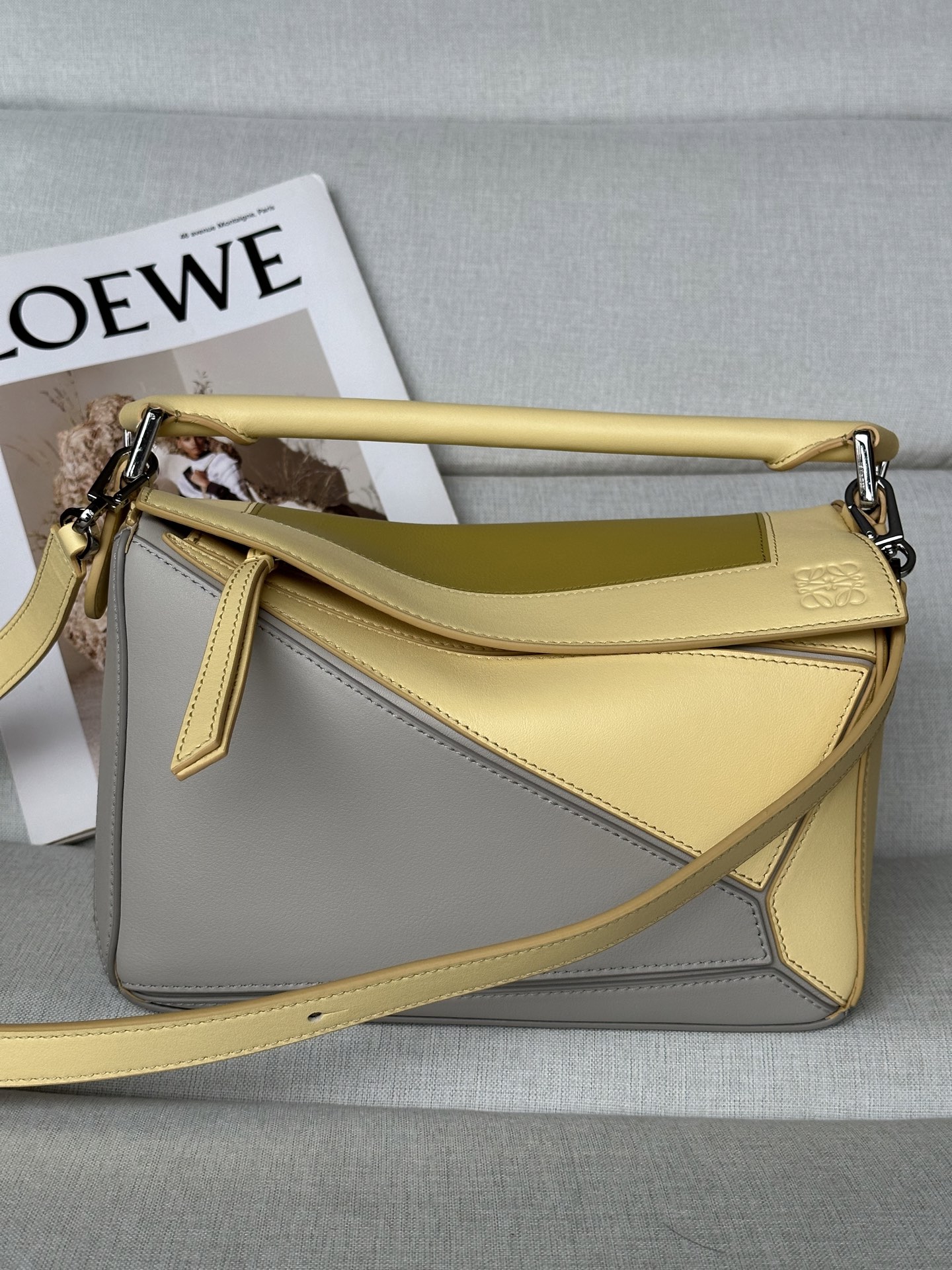 NO:574092,The premium Puzzle outlines a rectangular shape with unique geometric lines. This small version is made of Nappa cow leather, and the square intarsia pattern is inspired by Josef Albers' 'Homage to the Square' series. This handbag is a piece of the LOEWE x Josef and Anni Albers series. Model 3001-1 Can be worn on the shoulder, crossbody or handbag Detachable and adjustable shoulder strap Zipper closure, cowhide zipper puller One external zipped back pocket, one internal slip pocket Suede lining Anagram embossed, LOEWE hot stamping and Josef Albers signature Main material Nappa cow leather Strap length 80.5 - .5 cm Handle drop 7 cm Weight 0. kg Height 16.5 cm Width 24 cm Depth 10.5 Centimeter, special grade Loewe, loewe, loewe, cowhide19860909特级 Puzzle 以别具一格的几何线条勾勒长方体造型.此小号版本采用纳帕牛皮革制成,方形嵌花图案的灵感源自 Josef Albers 的 “Homage to the Square” 系列.这款手袋为 LOEWE x Josef and Anni Albers 系列作品. 型號3001-1 可肩背、斜挎或手提 可拆卸可调节肩带 拉链开合,牛皮革拉链头 一个外部拉链后袋,一个内部插袋 绒面革衬里 Anagram 压纹、LOEWE 烫金和 Josef Albers 签名 Main material 纳帕牛皮革 Strap length 80.5 - .5 cm 肩带长度 40 - 58 cm Handle drop 7 cm Weight 0. kg Height 16.5 公分 Width 24 公分 Depth 10.5 公分,特级罗意威,loewe,loewe,cowhide,Bag