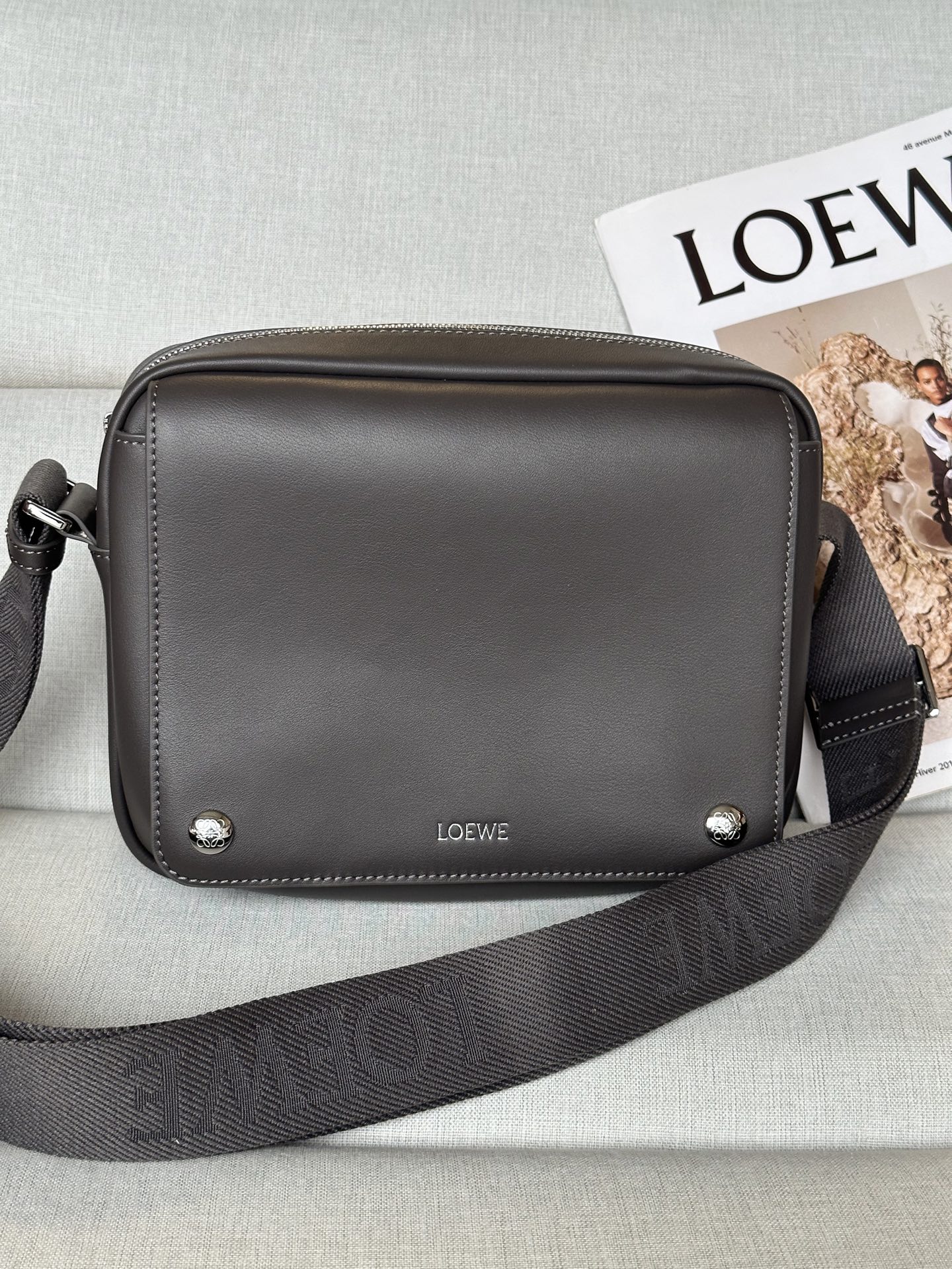 NO:580675,Special Loewe new XS messenger bag, gray brown A74S: size 23-18-9cm military messenger classic messenger bag, this style changes the way of the classic messenger bag in the past, designed a main zipper compartment, with a buckle opening at the front to store private items, which is more secure and more user-friendly. The overall feeling is more impeccable. It has two built-in card slots for cigarettes, mobile phones, power banks, wallets, and the ideal storage index is 5 stars Made of imported pebbled calfskin with soft fine-grained calfskin on the back, and adjustable cotton webbing shoulder straps, it doubles the comfort! ,Super Loewe,loewe,loewe,cowhide19860909特级 Loewe 新款XS邮差包 灰咖色 A74S  :尺寸23-18-9cm military messenger经典信使包 ,此款一改过去经典邮差包做法,设计了拉链主隔层,前部搭配搭扣打开方式放隐私物品,安全之余更加人性化.整體感覺更無懈可击.内置两卡槽,香烟,手机,充电宝,钱夹,收纳理想指数5颗星 采用进口荔枝纹小牛皮搭配背部柔软细纹皮小牛皮,调节的棉质织带肩带,使用舒适感倍增！,特级罗意威,loewe,loewe,cowhide,Bag