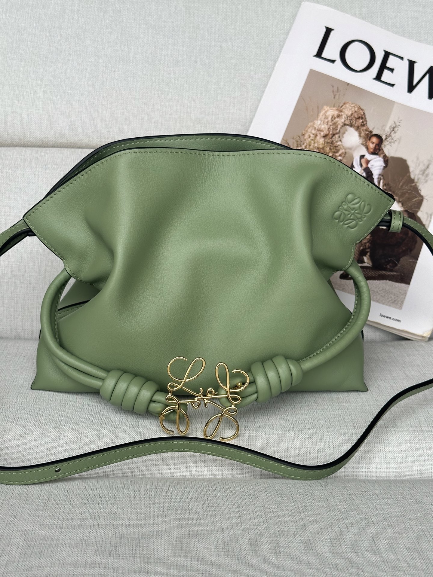 NO:574095,Premium mini rosemary Loewe mini 11046s Flamenco, commonly known as the knot bag, is made of soft and fine calfskin, tightened with a drawstring, and tied with the iconic coiled knot. It can be carried on the shoulder, cross-body or hand, detachable and adjustable shoulder strap, magnetic buckle closure, suede cowhide lining. 23-18-9cm, premium Loewe, loewe, loewe, cowhide19860909特级 mini迷迭香 Loewe迷你 11046s Flamenco 俗称绳结包 选用柔软细腻小牛皮,采用拉绳收紧,并打上标志性的盘绕结,肩背、斜挎或手拿,可拆卸和可调式肩带,磁扣开合,绒面牛皮衬里.23-18-9cm,特级罗意威,loewe,loewe,cowhide,Bag