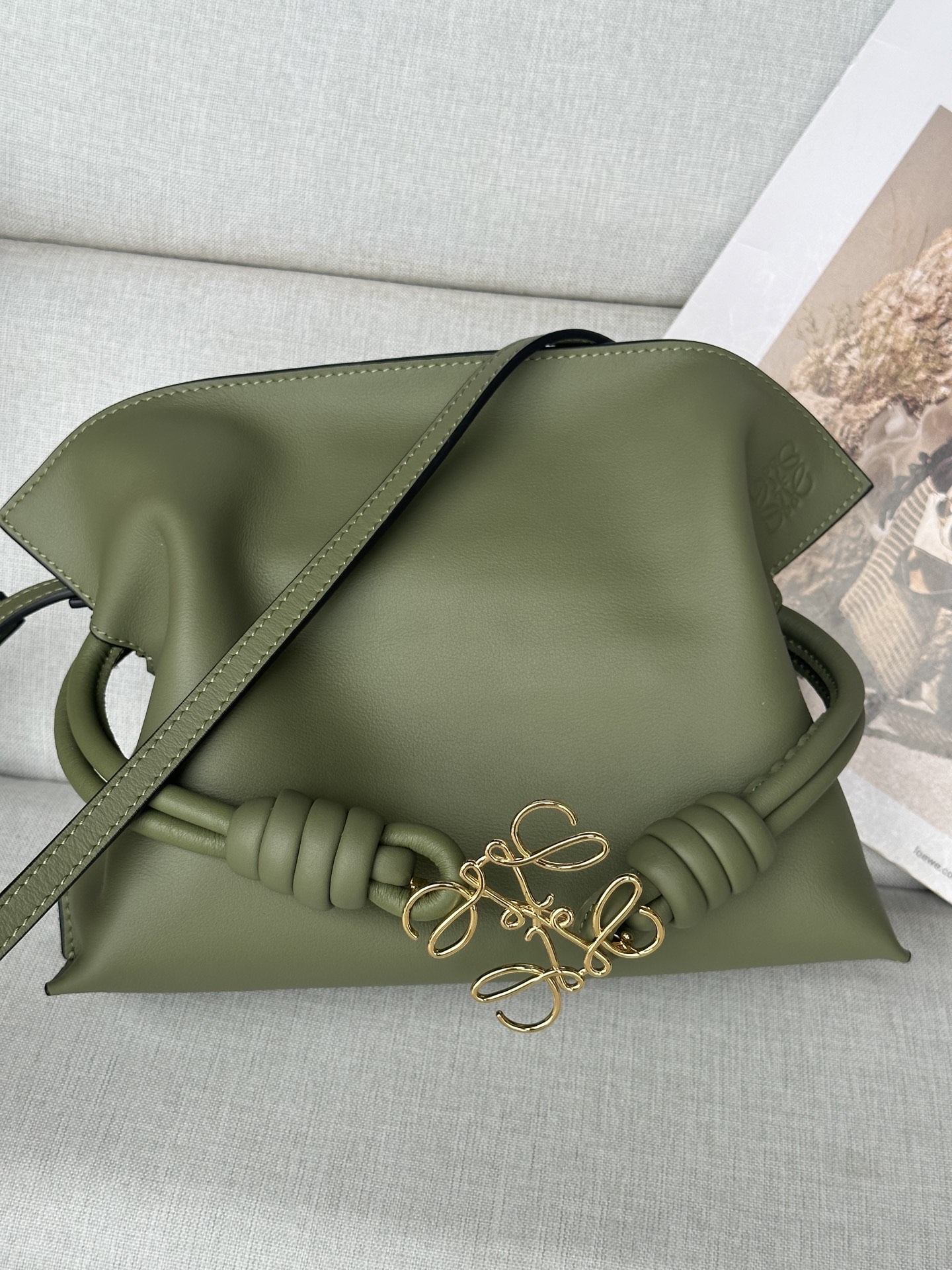 NO:580672,Premium 700mini avocado green Loewe mini 11046s Flamenco, commonly known as the knot bag, made of soft and fine calfskin, tightened with a drawstring, and tied with the iconic coiled knot, shoulder, cross-body or hand, detachable and adjustable shoulder strap, magnetic buckle closure, suede cowhide lining. 23-18-9cm, premium Loewe, loewe, loewe, cowhide19860909特级700mini牛油果绿色 Loewe迷你 11046s Flamenco 俗称绳结包 选用柔软细腻小牛皮,采用拉绳收紧,并打上标志性的盘绕结,肩背、斜挎或手拿,可拆卸和可调式肩带,磁扣开合,绒面牛皮衬里.23-18-9cm,特级罗意威,loewe,loewe,cowhide,Bag