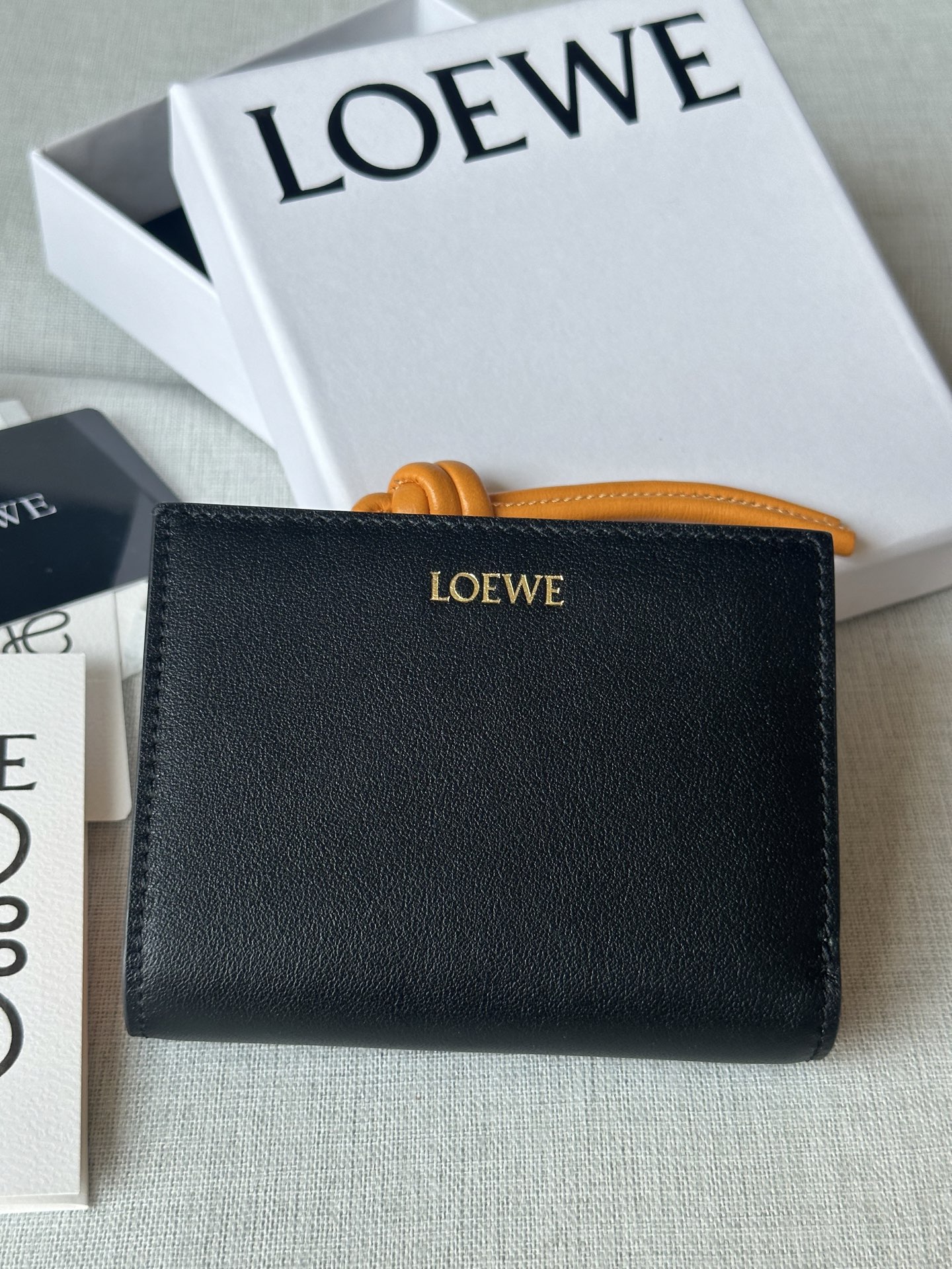 NO:574122,Special grade ready-made glossy nappa calfskin short leather wallet model 11.5-8.5, super Loewe, loewe, loewe, cowhide19860909特级 现货亮面納帕小牛皮繩結短皮夾 型號X1 黑色 亮面納帕小牛皮短皮夾,對比色繩結拉鍊頭. 六個置卡夾,三個內部插袋 一個拉鍊硬幣隔層,小牛皮拉鍊頭 按扣 對比色小牛皮內裡 LOEWE 燙金 亮面納帕小牛皮 11.5-8.5,特级罗意威,loewe,loewe,cowhide,Bag