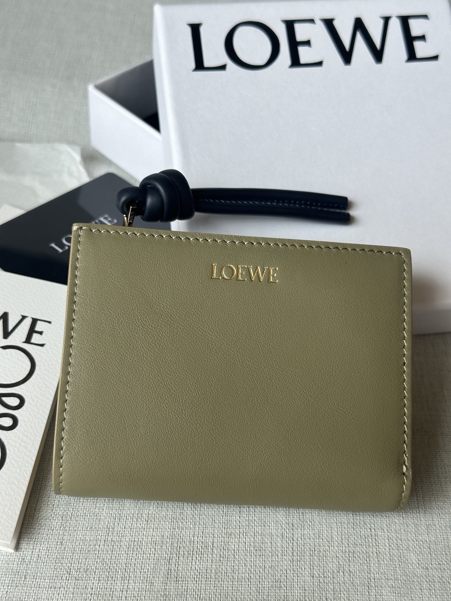 NO:580676,Special grade ready-made glossy nappa calfskin short leather wallet with knots. Model 11.5-8.5, super Loewe, loewe, loewe, cowhide19860909特级 现货亮面納帕小牛皮繩結短皮夾 型號X1 桉樹錄 亮面納帕小牛皮短皮夾,對比色繩結拉鍊頭. 六個置卡夾,三個內部插袋 一個拉鍊硬幣隔層,小牛皮拉鍊頭 按扣 對比色小牛皮內裡 LOEWE 燙金 亮面納帕小牛皮 11.5-8.5,特级罗意威,loewe,loewe,cowhide,Bag
