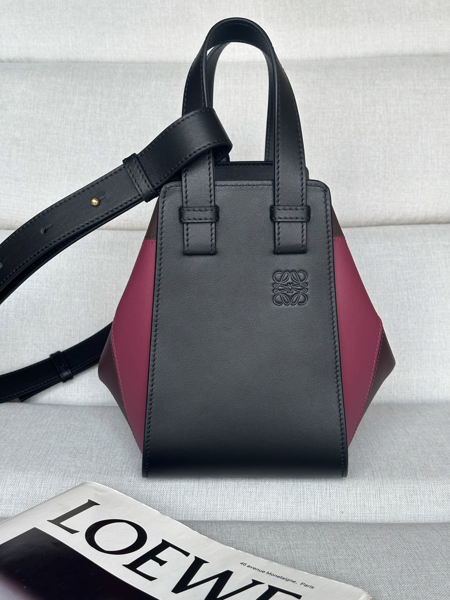 NO:580681,Premium nappa calfskin Hammock compact bag 8047-1 The Hammock bag has a flexible design, and the elastic side panels can be easily folded or opened to create a unique shape. The compact version is made of nappa calfskin, and the inlaid squares on both sides draw inspiration from Josef Albers' 'Homage to the Square' series. The bag is a collaboration between LOEWE x Josef and Anni Albers. It can be carried on the shoulder, crossbody or handheld. Adjustable and removable shoulder strap Internal hook and loop closure One outer zip pocket, two internal slip pockets Herringbone cotton canvas lining Anagram embossed, LOEWE hot stamping or silver and Josef Albers signature cm·in Color Black/burgundy Metallic Gold Material Nappa calfskin Shoulder strap length 78 - 85 cm Shoulder strap length 47 - 50 cm Handle height 10 cm Weight 0.49 kg Height 20.8 cm Width 14.4 cm Depth 19.5 cm, premium Loewe, loewe, loewe, cowhide19860909特级 納帕小牛皮 Hammock 小巧包款 8047-1  Hammock 包款設計靈活多變,彈性側面包體可以輕鬆折疊或打開,打造獨特造型.小巧版本採用納帕小牛皮製成,兩側嵌花方形從 Josef Albers 的《Homage to the Square》系列汲取靈感.包款是 LOEWE x Josef and Anni Albers 合作系列作品. 可肩背、斜背或手提 肩帶可調整拆卸 內部鉤扣 一個拉鍊外袋,兩個內部插袋 人字形棉質帆布內裡 Anagram 壓紋、LOEWE 燙金或燙銀和 Josef Albers 簽名 公分·in 顏色 黑色/酒紅色 金屬色 金色 材質 納帕小牛皮 肩背帶長度 78 - 85 cm 肩帶長度 47 - 50 cm 把手高度 10 cm 重量 0.49 kg 高 20.8 公分 寬 14.4 公分 深 19.5 公分,特级罗意威,loewe,loewe,cowhide,Bag