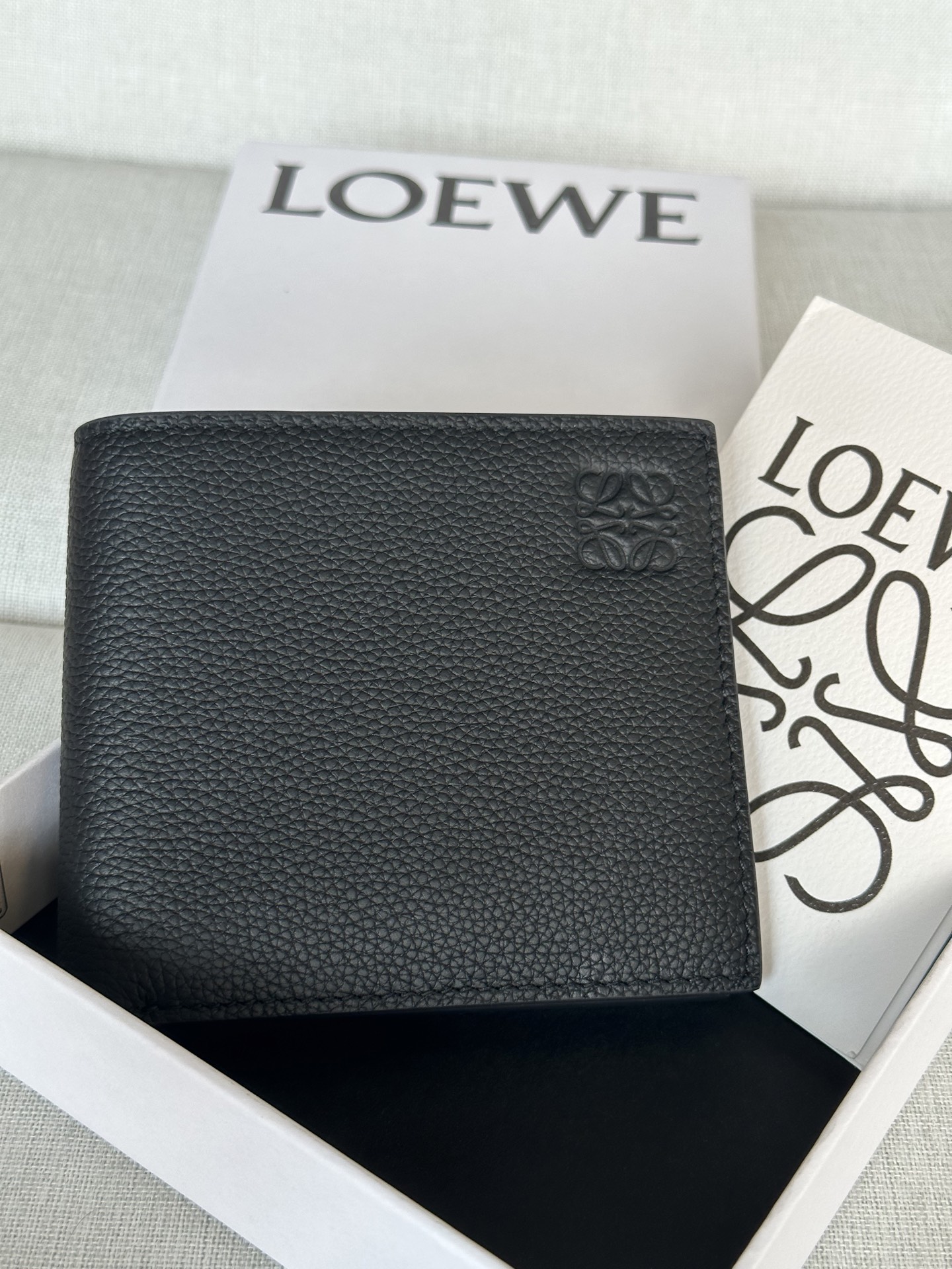 NO:580685,Premium X4 Official Website Synchronized Minimalism Black Full Packaging Soft Grained Cow Leather Bifold Wallet. Eight card slots, two large bill pockets, two flat pockets Cow leather lining Anagram embossed Main material Soft grained cowhide Weight 0.08 kg Height 9.9 cm Width 11 cm Depth 1.8 cm, Premium Loewe,loewe,wallets,cowhide19860909特级 X4 官网同步极简主义 黑色 全套包装 柔软粒面牛皮革双折钱包. 八个卡位,两个大号纸币口袋,两个扁平口袋 牛皮革衬里 Anagram 压纹 Main material 柔软粒面牛皮革 Weight 0.08 kg Height 9.9 公分 Width 11 公分 Depth 1.8 公分,特级罗意威,loewe,wallets,cowhide,Bag