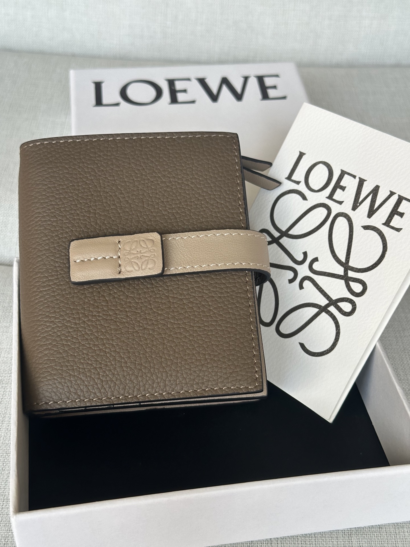 NO:574128,Premium Pack19860909X02 特级 包装 一个拉链硬币隔层,牛皮革拉链头 按扣开合 牛皮革衬里 Anagram 压纹 公分·in Colour灰谒色 Metallic colour 钯金色 Main material 柔软粒面牛皮革 Weight 0.12 kg Height 11 公分 Width 9 公分 Depth 2.5 公分,特级罗意威,loewe,cowhide,Bag