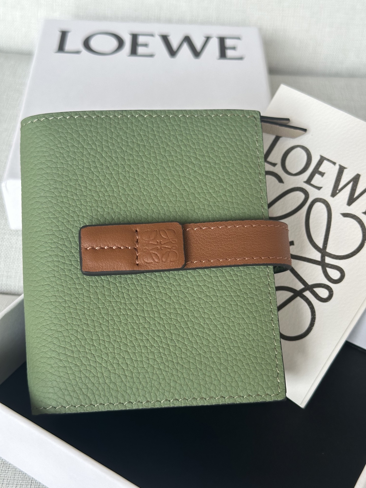 NO:574114,X02 Premium Packaging One zippered coin compartment, cowhide zipper pull Snap-button closure Cowleather lining Anagram embossed cm·in Color rosemary green Metallic color palladium gold Main material Soft grained cowhide Weight 0.12 kg Height 11 cm Width 9 cm Depth 2.5 cm Origin, premium Loewe, loewe, cowhide19860909X02 特级 包装 一个拉链硬币隔层,牛皮革拉链头 按扣开合 牛皮革衬里 Anagram 压纹 公分·in Colour迷迭香绿 Metallic colour 钯金色 Main material 柔软粒面牛皮革 Weight 0.12 kg Height 11 公分 Width 9 公分 Depth 2.5 公分 产地,特级罗意威,loewe,cowhide,Bag