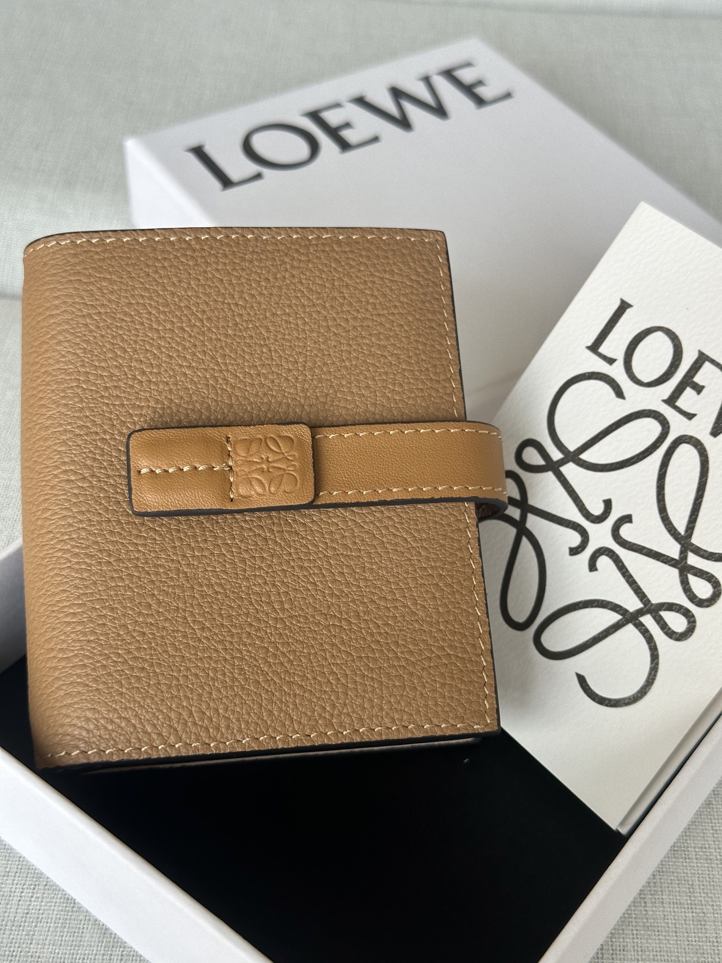 NO:574112,X02 Premium + Packaging One zippered coin compartment, cowhide zip puller Snap button closure Cowhide leather lining Anagram embossed cm in Color toffee Metallic color Palladium Main material Soft grained cowhide Weight 0.12 kg Height 11 cm Width 9 cm Depth 2.5 cm, Premium Loewe,loewe,cowhide19860909X02特级 +包装 一个拉链硬币隔层,牛皮革拉链头 按扣开合 牛皮革衬里 Anagram 压纹 公分·in Colour太妃糖 Metallic colour 钯金色 Main material 柔软粒面牛皮革 Weight 0.12 kg Height 11 公分 Width 9 公分 Depth 2.5 公分,特级罗意威,loewe,cowhide,Bag