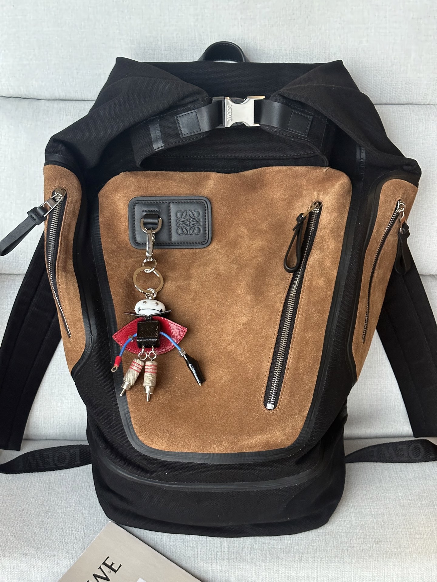 NO:580680,Special LOEWE｜Wang Yibo's same style backpack Size: Height 54-Width 40cm Suede Flex Backpack The mouth adopts a roll-top design Very light structure Waterproof nylon lining inside Put down the laptop Model 331, Special LOEWE, loewe, loewe19860909特级 LOEWE｜王一博同款双肩包 尺寸 高54-宽40cm 绒面革Flex双肩包 包口采用卷盖式设计 灰常轻盈的结构 内有防水尼龙衬里 放下笔记本电脑 型号331,特级罗意威,loewe,loewe,Bag