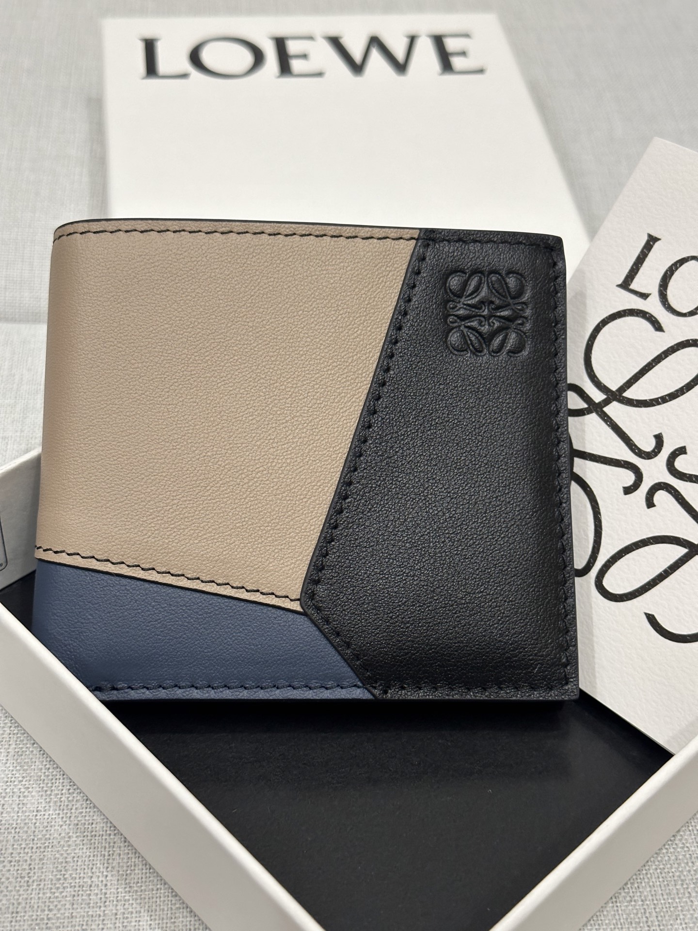 NO:574109,Premium Classic Cow Leather Puzzle Bifold Wallet  Centimeter, premium Loewe, loewe, wallets, cowhide19860909特级 经典牛皮革 Puzzle 双折钱包 X4b 双折钱包灵感来自 Puzzle 手袋,采用独特的几何图案.此版本采用对比色经典牛皮革制成. 八个卡位,两个大号纸币口袋,两个扁平口袋 牛皮革衬里 Anagram 压纹 公分·in Main material 经典牛皮革 Weight 0.08 kg Height 9.9 公分 Width 11 公分 Depth 1.8 公分,特级罗意威,loewe,wallets,cowhide,Bag