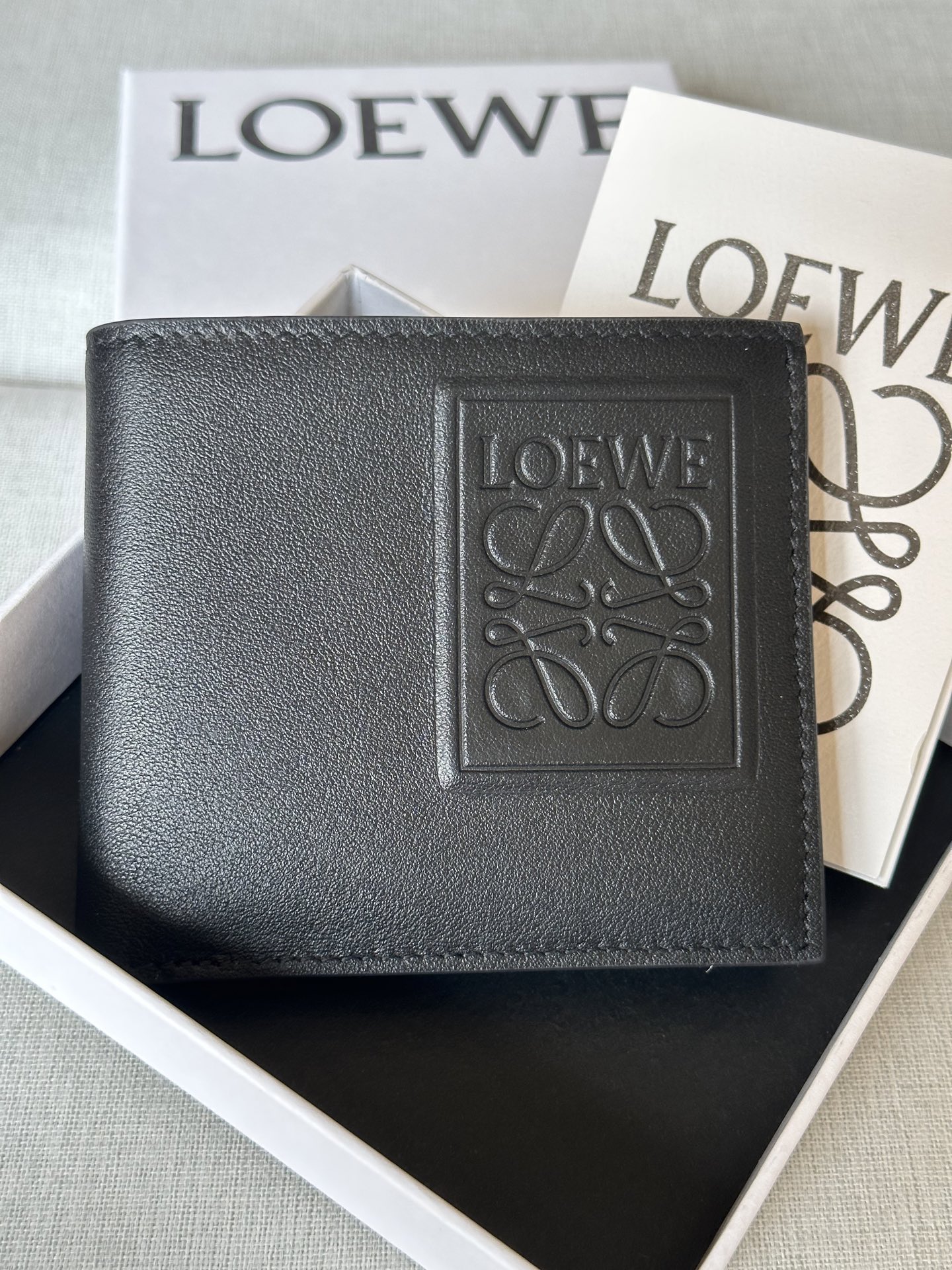 NO:574117,Premium Classic Cow Leather Puzzle Bifold Wallet  Centimeter, premium Loewe, loewe, wallets, cowhide19860909特级 经典牛皮革 Puzzle 双折钱包 X04A 黑色 双折钱包灵感来自 Puzzle 手袋,采用独特的几何图案.此版本采用对比色经典牛皮革制成. 八个卡位,两个大号纸币口袋,两个扁平口袋 牛皮革衬里 Anagram 压纹 公分·in Main material 经典牛皮革 Weight 0.08 kg Height 9.9 公分 Width 11 公分 Depth 1.8 公分,特级罗意威,loewe,wallets,cowhide,Bag