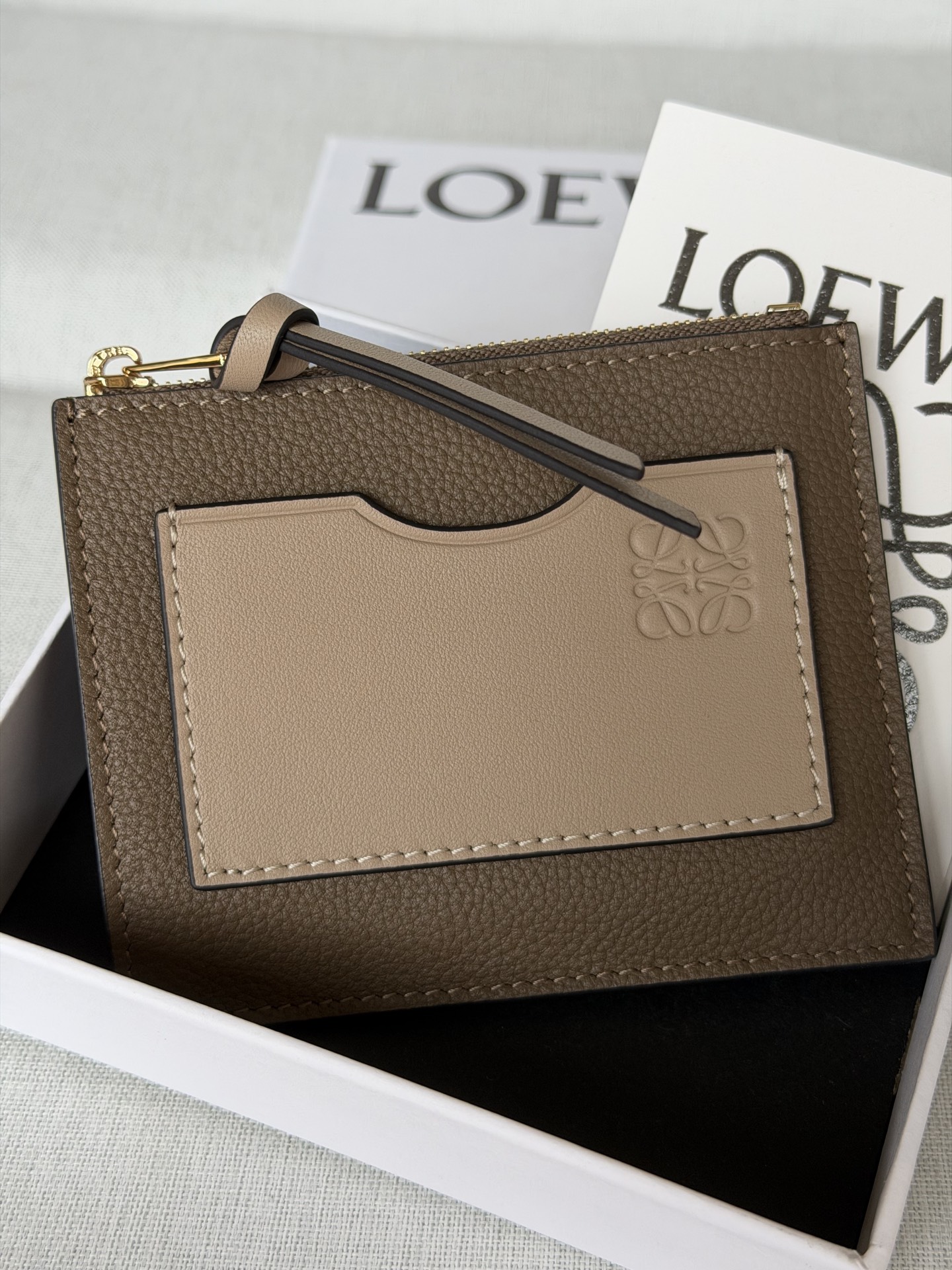 NO:580674,Special loewe most card bag A02 taupe size 12-10cm full set of packaging, special loewe, loewe, loewe19860909特级 loewe最卡包A02 灰褐色 尺寸12-10cm全套包裝,特级罗意威,loewe,loewe,Bag