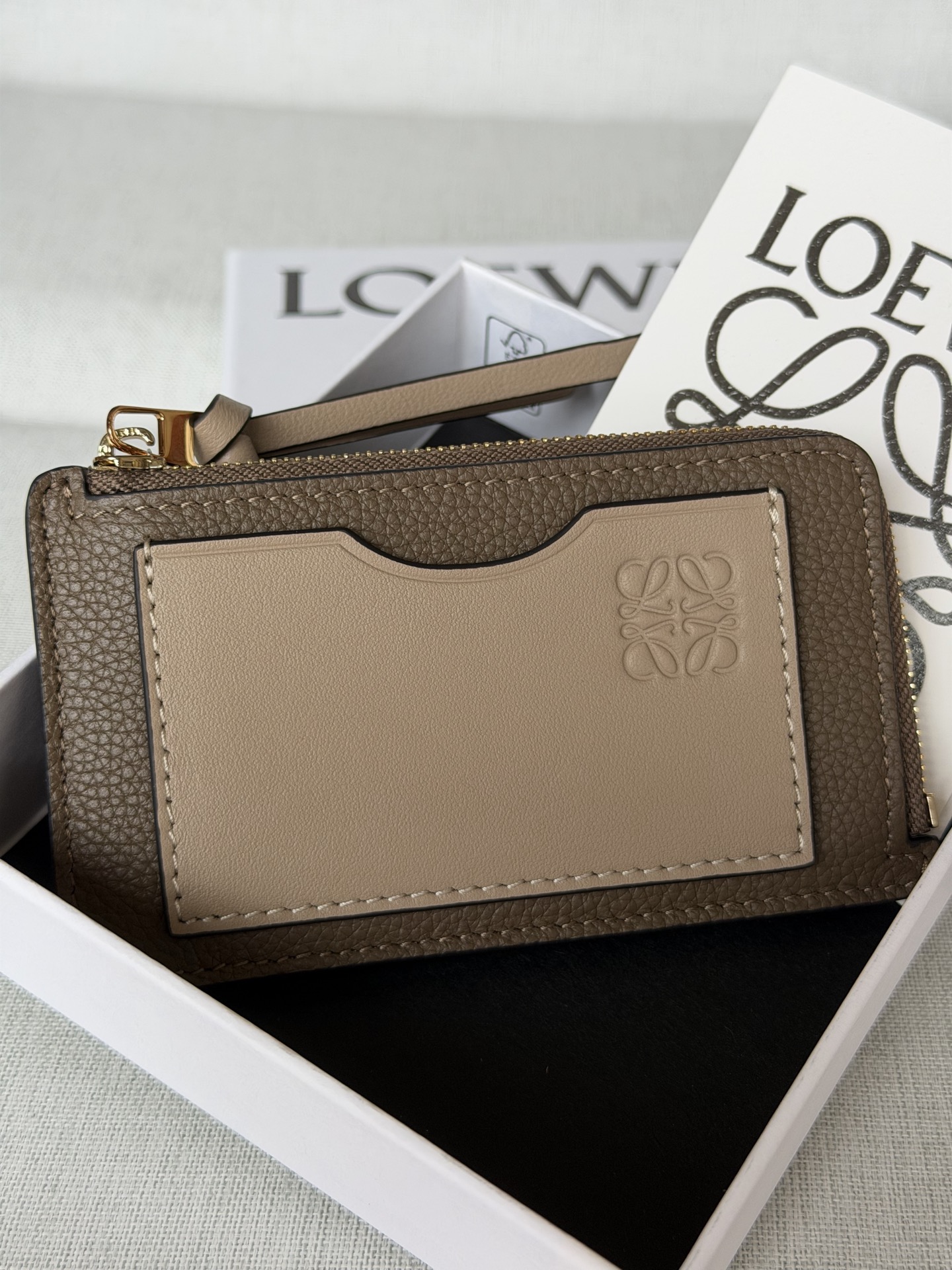 NO:580671,Special loewe most card bag A1 gray color full set of packaging size 13-7.5cm, special loewe, loewe, loewe19860909特级 loewe最卡包A1 灰谒色 全套包装 尺寸13-7.5cm,特级罗意威,loewe,loewe,Bag