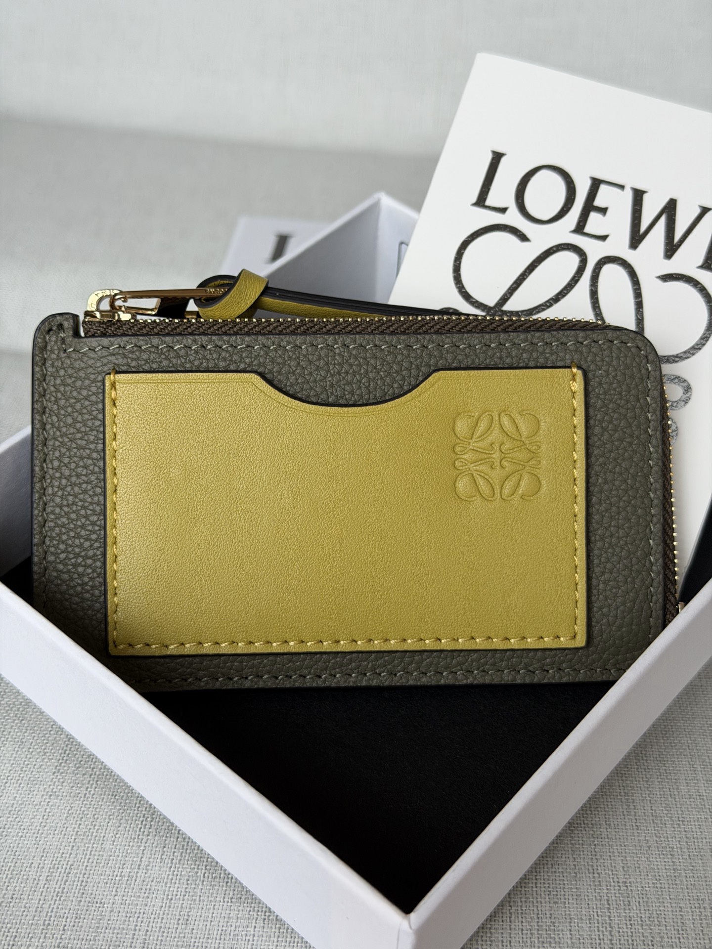 NO:574119,Special grade loewe most card bag A1 khaki green full set of packaging size 13-7.5cm, special grade Loewe, loewe, loewe19860909特级 loewe最卡包A1 卡其绿色 全套包装 尺寸13-7.5cm,特级罗意威,loewe,loewe,Bag