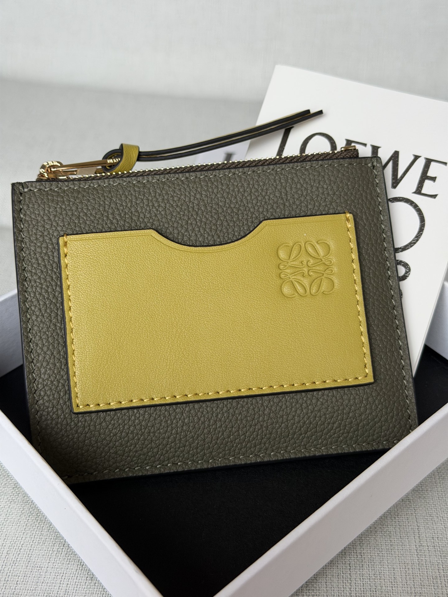 NO:580670,Special loewe most card bag A02 khaki green size 12-10cm full set of packaging, special loewe, loewe, loewe19860909特级 loewe最卡包A02 卡其绿 尺寸12-10cm全套包裝,特级罗意威,loewe,loewe,Bag
