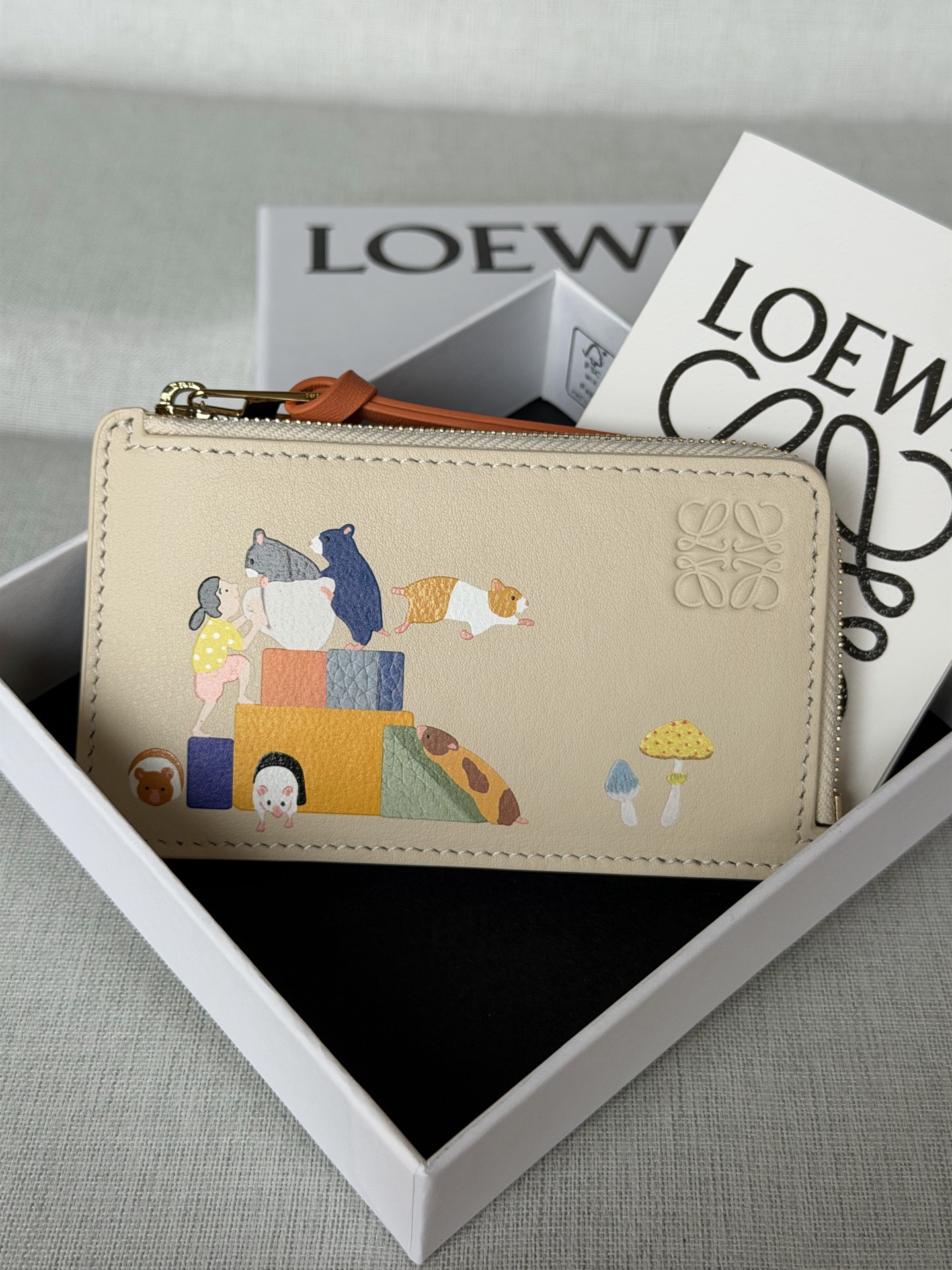 NO:574100,Special loewe co-branded card holder limited edition, matching packaging, loewe's unique embedding production method. The pattern is lifelike and will never fade. Size 13-7.5cm A11, special loewe, loewe, loewe19860909特级 loewe 联名卡包限量款 配套包装 loewe特有的嵌入製作方法.圖案栩栩如生.且永不掉色. 尺寸13-7.5cm A11,特级罗意威,loewe,loewe,Bag