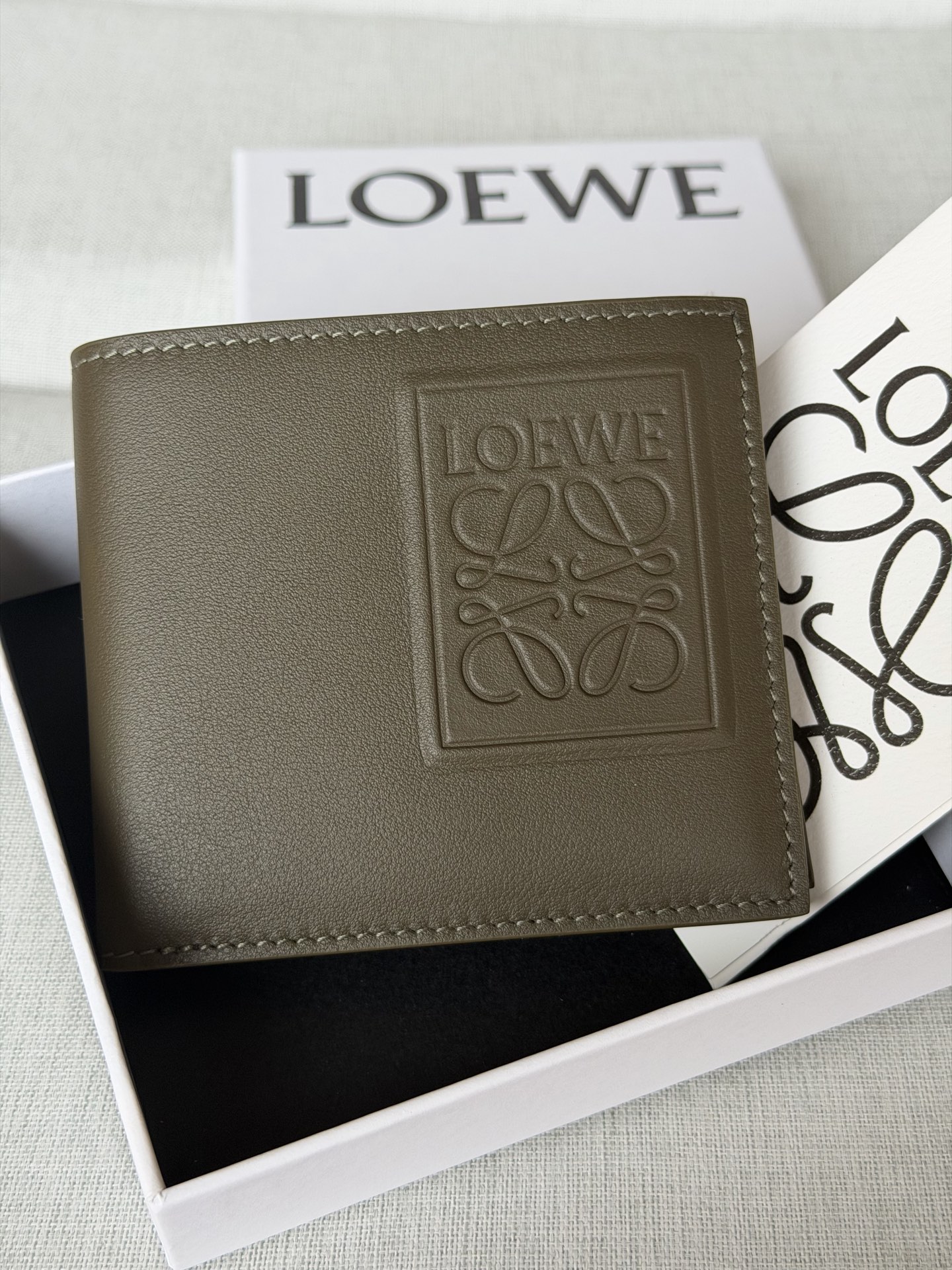NO:580668,Premium Classic Cow Leather Puzzle Bifold Wallet  1.8 cm, premium Loewe, loewe, wallets, cowhide19860909特级 经典牛皮革 Puzzle 双折钱包 X4bA 卡其绿色 双折钱包灵感来自 Puzzle 手袋,采用独特的几何图案.此版本采用对比色经典牛皮革制成. 八个卡位,两个大号纸币口袋,两个扁平口袋 牛皮革衬里 Anagram 压纹 公分·in Main material 经典牛皮革 Weight 0.08 kg Height 9.9 公分 Width 11 公分 Depth 1.8 公分,特级罗意威,loewe,wallets,cowhide,Bag