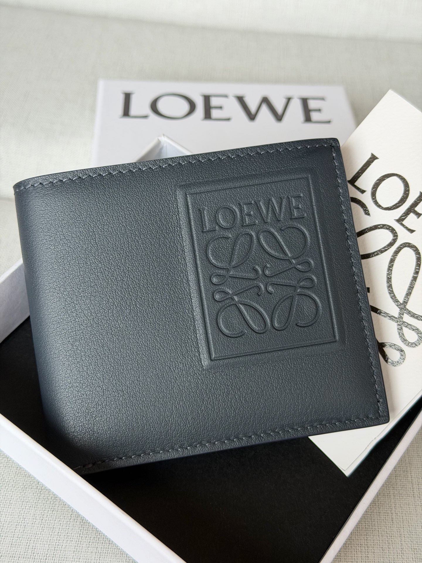 NO:580665,Premium Classic Cow Leather Puzzle Bifold Wallet  1.8 cm, premium Loewe, loewe, wallets, cowhide19860909特级 经典牛皮革 Puzzle 双折钱包 X04A 深蓝色 双折钱包灵感来自 Puzzle 手袋,采用独特的几何图案.此版本采用对比色经典牛皮革制成. 八个卡位,两个大号纸币口袋,两个扁平口袋 牛皮革衬里 Anagram 压纹 公分·in Main material 经典牛皮革 Weight 0.08 kg Height 9.9 公分 Width 11 公分 Depth 1.8 公分,特级罗意威,loewe,wallets,cowhide,Bag