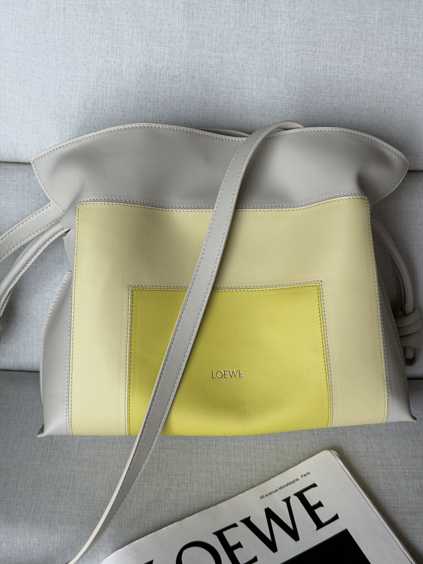 NO:580664,Special grade Loewe upgraded version of Flamenco Anderson's final product!  !  Made of soft and fine calfskin, tightened with a drawstring and tied with the iconic coiled knot, it can be carried on the shoulder, cross-body or hand, detachable and adjustable shoulder strap, magnetic buckle closure, suede cowhide lining. Size 30-24.5-10.5 Model 11050-1, premium Loewe, loewe, cowhide19860909特级 罗意威升级版Flamenco  安得森收官之作！！ 选用柔软细腻小牛皮,采用拉绳收紧,并打上标志性的盘绕结,肩背、斜挎或手拿,可拆卸和可调式肩带,磁扣开合,绒面牛皮衬里. 尺寸30-24.5-10.5 型号11050-1,特级罗意威,loewe,cowhide,Bag