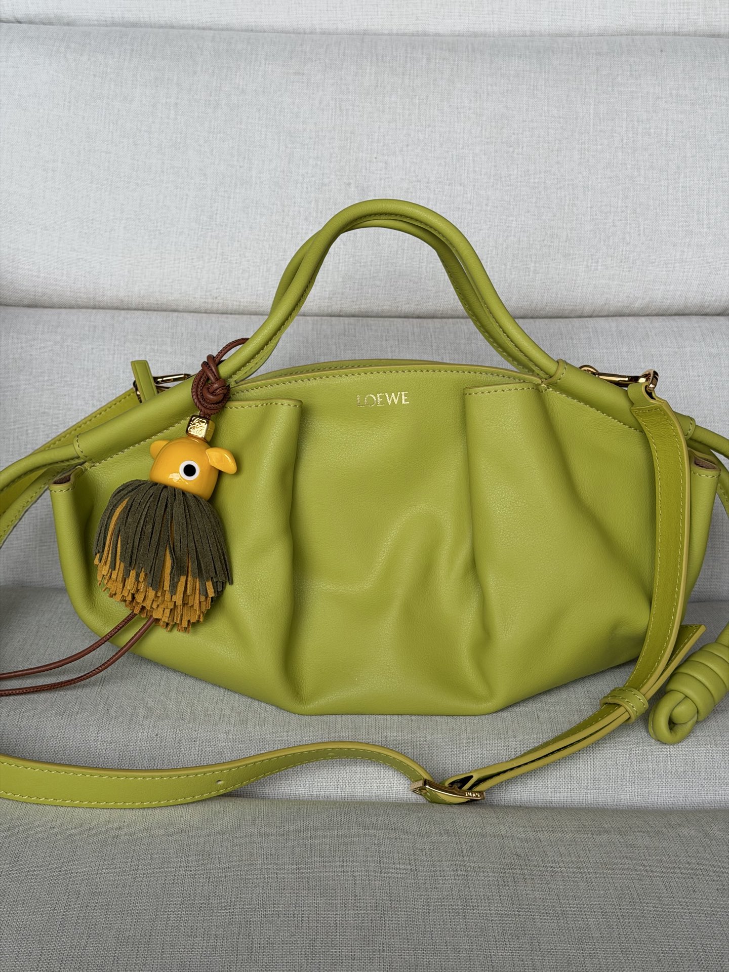 NO:574098,Premium Paseo means walking in Spanish. The whole body is made of shiny Napa calfskin, creating a lazy, casual and high-end feel. This is the most niche bag! Some people say it looks like a dumpling, others say it looks like a gold ingot. I think it is a breath of fresh air in the fashion industry. Just carry it and be yourself. Where can you find a hit? It's cool and cool. It's unique enough. Strong Amway. Available in 2 sizes. Small 35*21*11.5cm  The Paseo model has been out for a while, and it is the same model with a large power. In fact, when I put it there, I didn’t think it looked very good, but the upper body is actually super nice and has a large capacity!  Light weight!  There is a zipper!  These three points are perfect for workers. The leather is delicate and smooth to the touch. It can be carried by hand or carried on the shoulder. The 'sailing boat' shape of the bag is not very bumpy. You will definitely fall in love with it. Premium Loewe, loewe, cowhide19860909特级  Paseo西班牙语,散步的意思.整体采用闪亮纳帕小牛皮,营造慵懒随意又高级感十足 这是最小众的包了吧! 有人说它像饺子有人说它像元宝 我觉得它就是时装圈的一股清流 拎着它尽情做自己就好了 哪里会撞款哇 可酷可飒 够独特 强烈安利 2个尺寸发售 小号35*21*11.5cm Paseo这款已经出了一段时间了,大幂幂同款 其实这款放在那里的时候并没有觉得多好看,但是上身居然超级nice容量大！自重轻！有拉链！这三点把打工人拿捏的死死的 皮质触感细腻且光滑,手拎也 肩背也 不怎么会撞款的“帆船 ”形态的包型,一定会爱上它,特级罗意威,loewe,cowhide,Bag