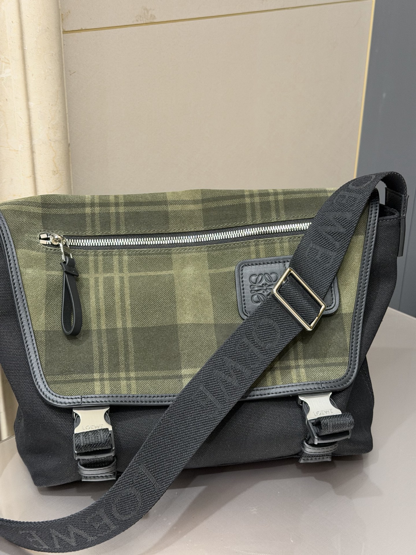 NO:617914,Premium Medium Flex Canvas and Suede Messenger Bag 36034-1 Flex Messenger Bag features a trapezoidal fold-over flap with refined sporty details. Medium version in twill cotton canvas and suede. Holds a 13-inch laptop Can be worn on the shoulder or across the body Adjustable LOEWE webbing Snap-button flap One zippered front pocket, one magnetic back pocket One zippered interior pocket Waterproof nylon lining embossed Anagram with D-ring 38 pockets - 27-9.5, premium Loewe, loewe, loewe, chamois leather19860909特级 中型 Flex 帆布和麂皮郵差包 36034-1 Flex 郵差包採用梯形摺疊翻蓋,搭配精緻的運動風格細節.中型版本採用斜紋棉質帆布和麂皮製成. 可收納 13 吋筆記型電腦 可肩背或斜背 可調整 LOEWE 織帶 按釦翻蓋 一個拉鍊前袋,一個磁扣後袋 一個拉鍊內袋 防水尼龍內裡 壓紋 Anagram 配有 D 形環 38袋口-27-9.5,特级罗意威,loewe,loewe,chamois leather,Bag