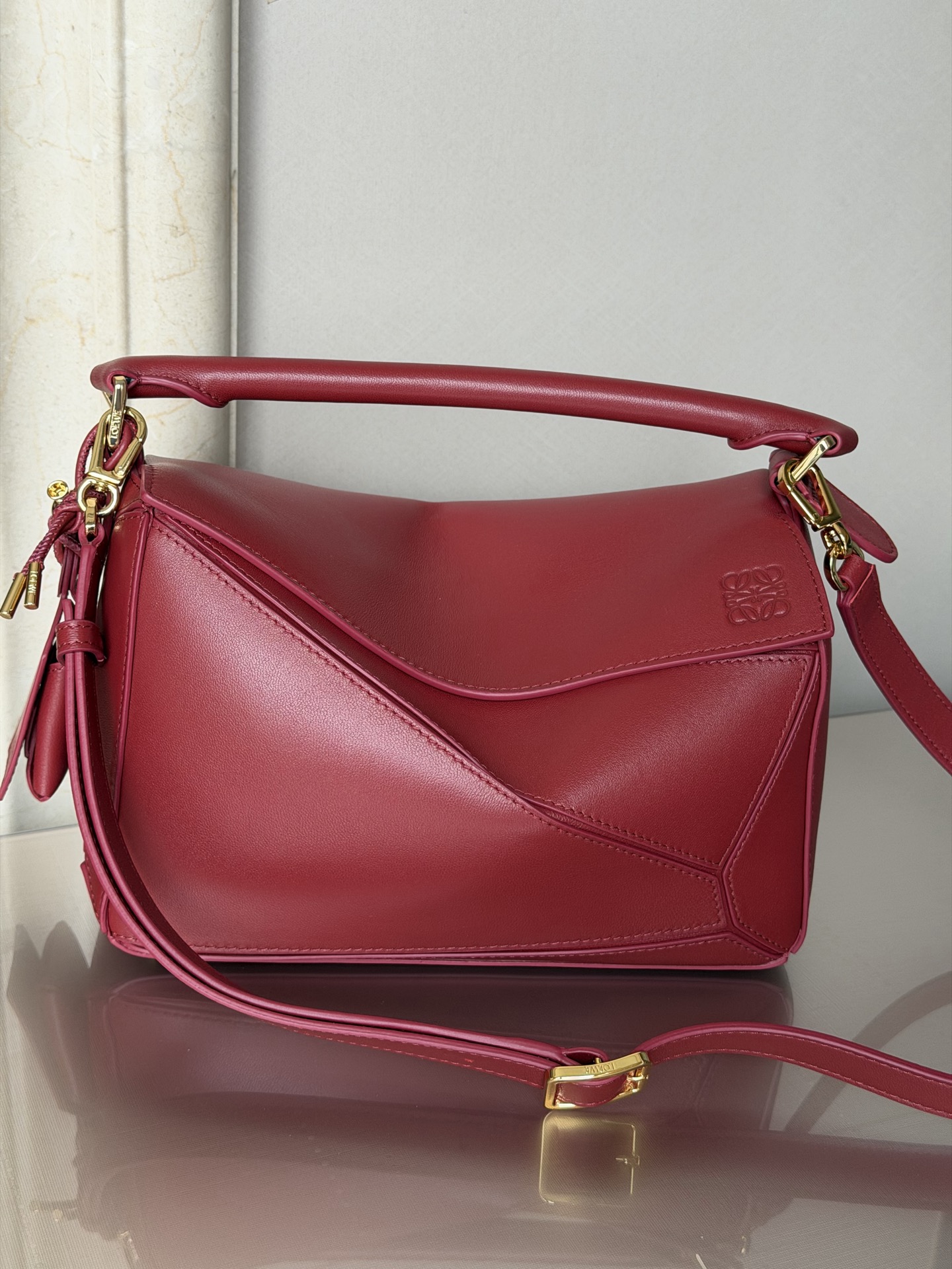 NO:718104,Premium Original Leather New Product 3007 Sheepskin Small Nappa Sheep Leather Featherlight Puzzle Handbag Featherlight Puzzle uses unique geometric lines to outline a rectangular shape. The soft and lightweight Napa leather injects a casual and lazy style into the handbag. It can be carried on the shoulder, crossbody or handheld. Detachable and adjustable shoulder strap, decorated with rotating buckle. Zipper closure, hinged zipper puller.  One external zippered back pocket, one internal slip pocket Removable LOEWE hot stamping or silver stamping label, decorated with secret pockets and balloon dice Rectangular metal feet Napa sheep leather lining Anagram embossing, plaque engraved inside LOEWE size: 24*10.5*16.5cm, premium Loewe, loewe, loewe, sheepskin19860909特级 原厂皮 新品 3007 羊皮 小号纳帕羊皮革 Featherlight Puzzle 手袋 Featherlight Puzzle 以别具一格的几何线条勾勒长方体造型.柔软轻盈的纳帕皮革为手袋注入随性慵懒的风格. 可肩背、斜挎或手提 可拆卸可调节肩带,饰有旋转卡扣 拉链开合,铰接式拉链头 一个外部拉链后袋,一个内部插袋 可拆卸 LOEWE 烫金或烫银标签,饰有隐秘口袋和气球骰子 长方形金属脚钉 纳帕羊皮革衬里 Anagram 压纹、饰牌内部镌刻 LOEWE尺寸:24*10.5*16.5cm,特级罗意威,loewe,loewe,sheepskin,Bag