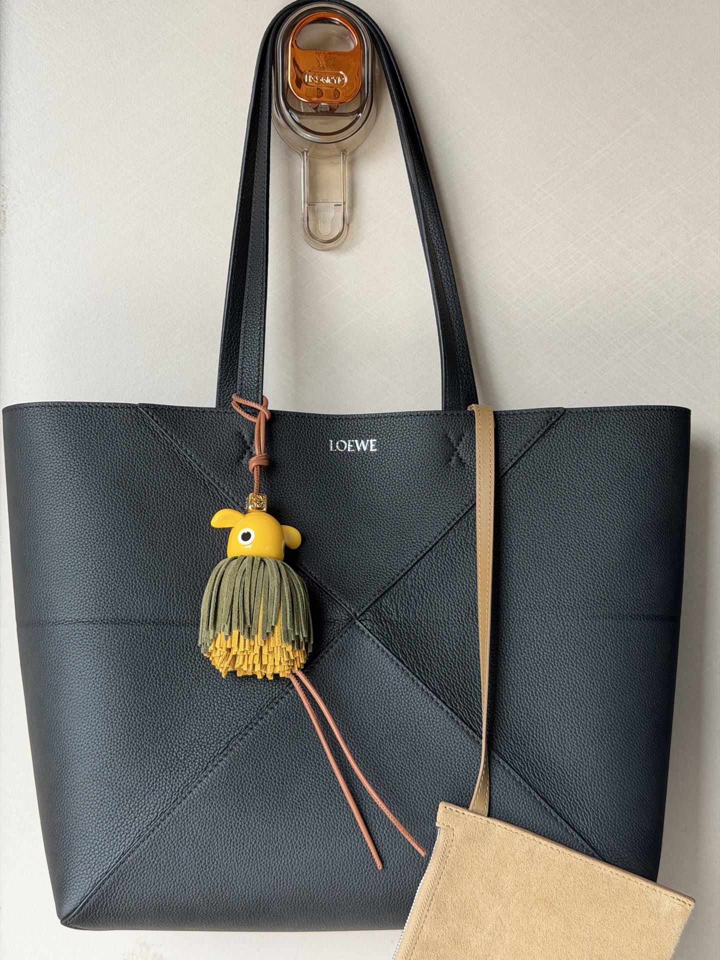 NO:812486,The premium Puzzle Fold is designed with a lightweight geometric structure and can be folded completely flat, making it an ideal travel companion. This medium horizontal handbag is made of soft grained cowhide. Can be carried on the shoulder or by hand Suede lining LOEWE hot stamping cm in Metallic color Gold Main material soft grained cowhide Shoulder strap length 27 cm Handle drop 27 cm Weight 0.56 kg  Size 31-29-12, premium Loewe, loewe, loewe, cowhide19860909特级  Puzzle Fold 采用轻盈几何结构设计,能够完全扁平折叠,是旅行良伴.此中号横版手袋采用柔软粒面牛皮革制成. 可肩背或手提 绒面革衬里 LOEWE 烫金 公分·in Metallic colour 金色 Main material 柔软粒面牛皮革 肩带长度 27 cm Handle drop 27 cm Weight 0.56 kg 尺寸31-29-12,特级罗意威,loewe,loewe,cowhide,Bag