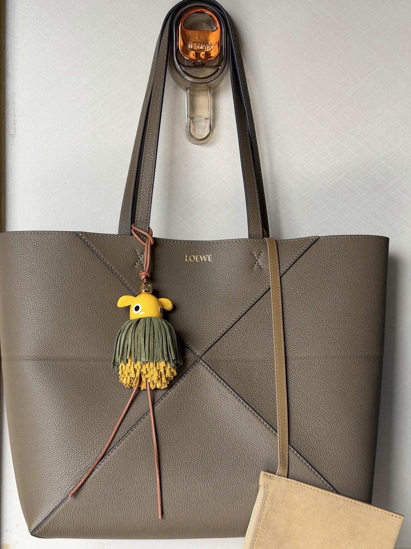 NO:812478,The premium Puzzle Fold is designed with a lightweight geometric structure and can be folded completely flat, making it an ideal travel companion. This medium horizontal handbag is made of soft grained cowhide. Can be carried on the shoulder or by hand Suede lining LOEWE hot stamping cm in Metallic color Gold Main material soft grained cowhide Shoulder strap length 27 cm Handle drop 27 cm Weight 0.56 kg  Size 31-29-12, premium Loewe, loewe, loewe, cowhide19860909特级  Puzzle Fold 采用轻盈几何结构设计,能够完全扁平折叠,是旅行良伴.此中号横版手袋采用柔软粒面牛皮革制成. 可肩背或手提 绒面革衬里 LOEWE 烫金 公分·in Metallic colour 金色 Main material 柔软粒面牛皮革 肩带长度 27 cm Handle drop 27 cm Weight 0.56 kg 尺寸31-29-12,特级罗意威,loewe,loewe,cowhide,Bag