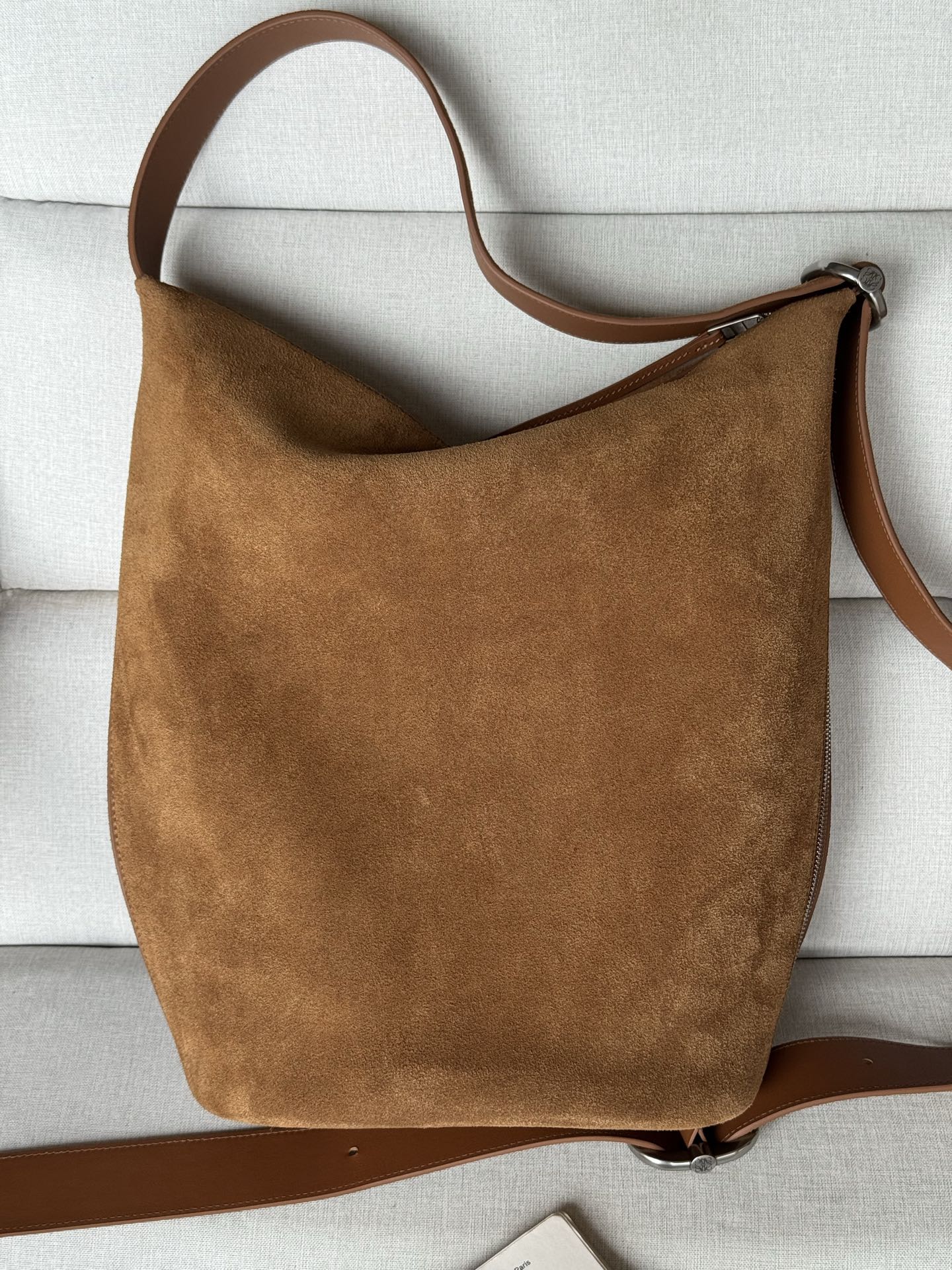 NO:670891,Special grade original leather, new product Loop, versatile and relaxed, that’s right!  !  !  It's Loewe's style, which means it feels weird [Laughing R] Men's statement fashion item from the 25 autumn and winter series, equipped with adjustable shoulder straps and zippers, allowing for a variety of carrying methods. This handbag can be erected vertically to interpret the silhouette of a bucket bag, or extended horizontally to present a travel bag. Size 39×15.5×39CM The length of the shoulder strap can be adjusted at will 339, premium Loewe, loewe, travel bags19860909特级 原厂皮 新品Loop 百搭松弛 没错！！！是罗意威的风格,就是要奇奇怪怪的感觉[偷笑R] 25秋冬系列男士宣言款时尚单品,配备可调节肩带与拉链,实现多种背法.这款手袋可垂直竖立演绎水桶包廓形,亦可水平延展呈现旅行包姿态. 尺寸39×15.5×39CM 肩带长短可随意调节 339,特级罗意威,loewe,travel bags,Bag