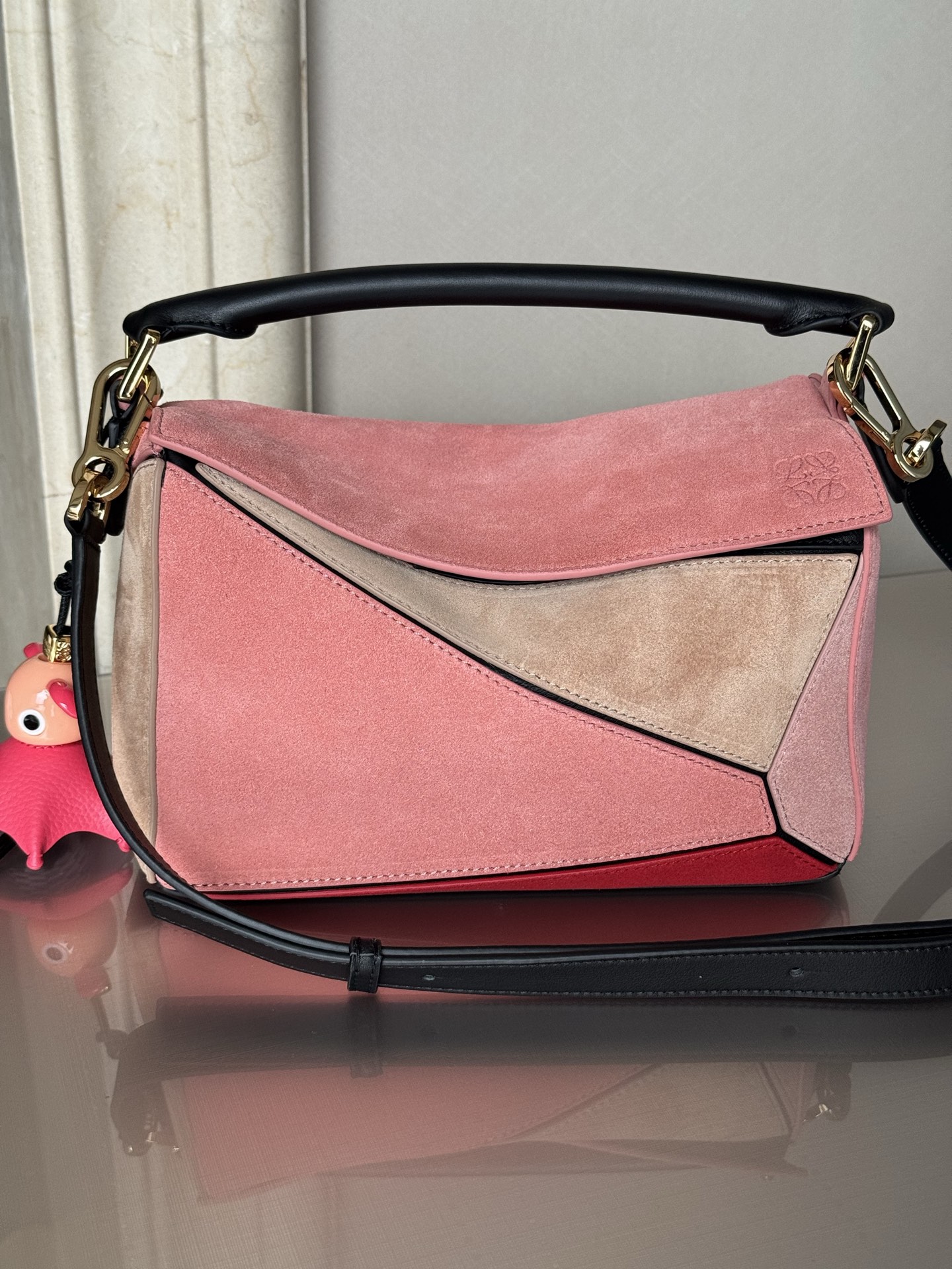 NO:617935,Special Collector's Edition Model 3007 Pink patchwork charm A puzzle handbag that can be passed down Size 24-16-10 LOEWE Loewe's iconic creation Puzzle handbag celebrates its 10th anniversary, we specially launched the Puzzle 10th anniversary collection series, with 19 collector's edition handbags and a new design to pay tribute to this commemorative moment. #LOEWE puzzle, premium LOEWE, loewe, loewe19860909特级 典藏版 型号3007 粉拼 挂饰 一只可以传承的puzzle手袋 尺寸24-16-10 LOEWE 罗意威标志性创作 Puzzle 手袋迎来十周年,我们特别推出 Puzzle 10周年典藏系列,以19款典藏版手袋和一款全新设计,致意这一纪念时刻. #罗意威puzzle,特级罗意威,loewe,loewe,Bag