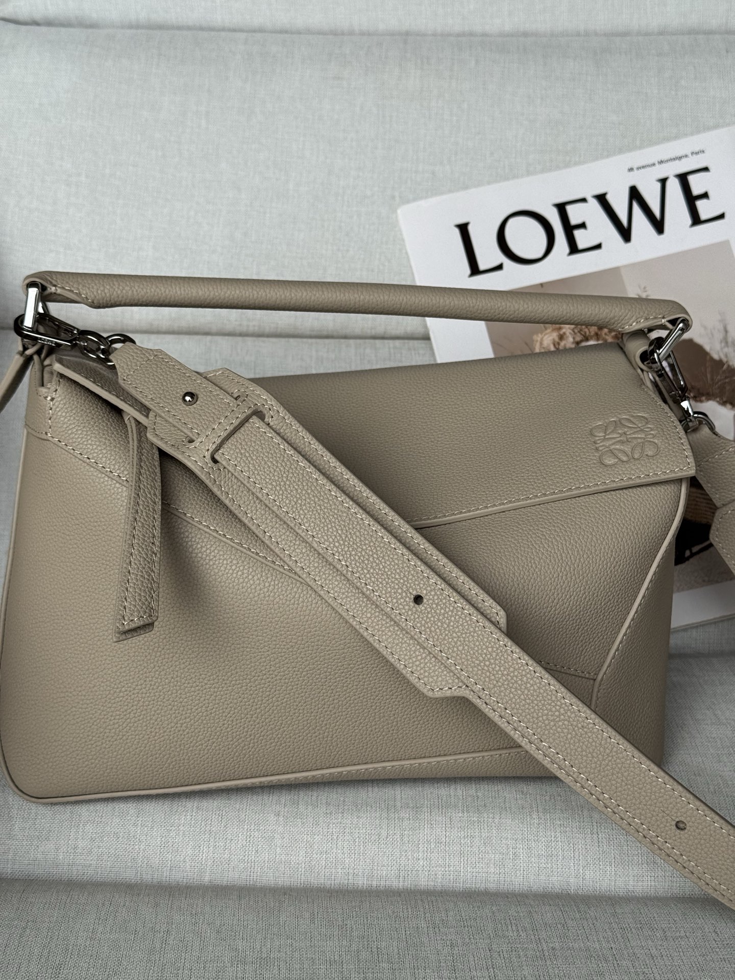 NO:617917,Premium 3002m Puzzle Bag Medium 29cm Puzzle bag is Creative Director Jonathan Anderson's first handbag for LOEWE. The rectangular shape and precise cutting techniques create the Puzzle's unique geometric lines. This version is crafted from grained calf leather with overlapping edges. Can be worn on the shoulder, cross-body or by hand Detachable and adjustable shoulder strap Two internal slip pockets and one external rear zip pocket  Herringbone cotton canvas lining Anagram embossed, premium Loewe, loewe, loewe, cowhide19860909特级 3002m Puzzle 手袋 中号29cm Puzzle 手袋是创意总监乔纳森·安德森（Jonathan Anderson）为 LOEWE 推出的首款手提包.长方体形状和精确的切割技术创造了 Puzzle 独特的几何线条.此版本采用粒面牛皮革打造,饰有重叠边缘. 可肩背、斜背或手提 可拆卸可调节肩带 两个内部插袋和一个外部后方拉链袋 人字纹棉质帆布衬里 Anagram 压纹,特级罗意威,loewe,loewe,cowhide,Bag