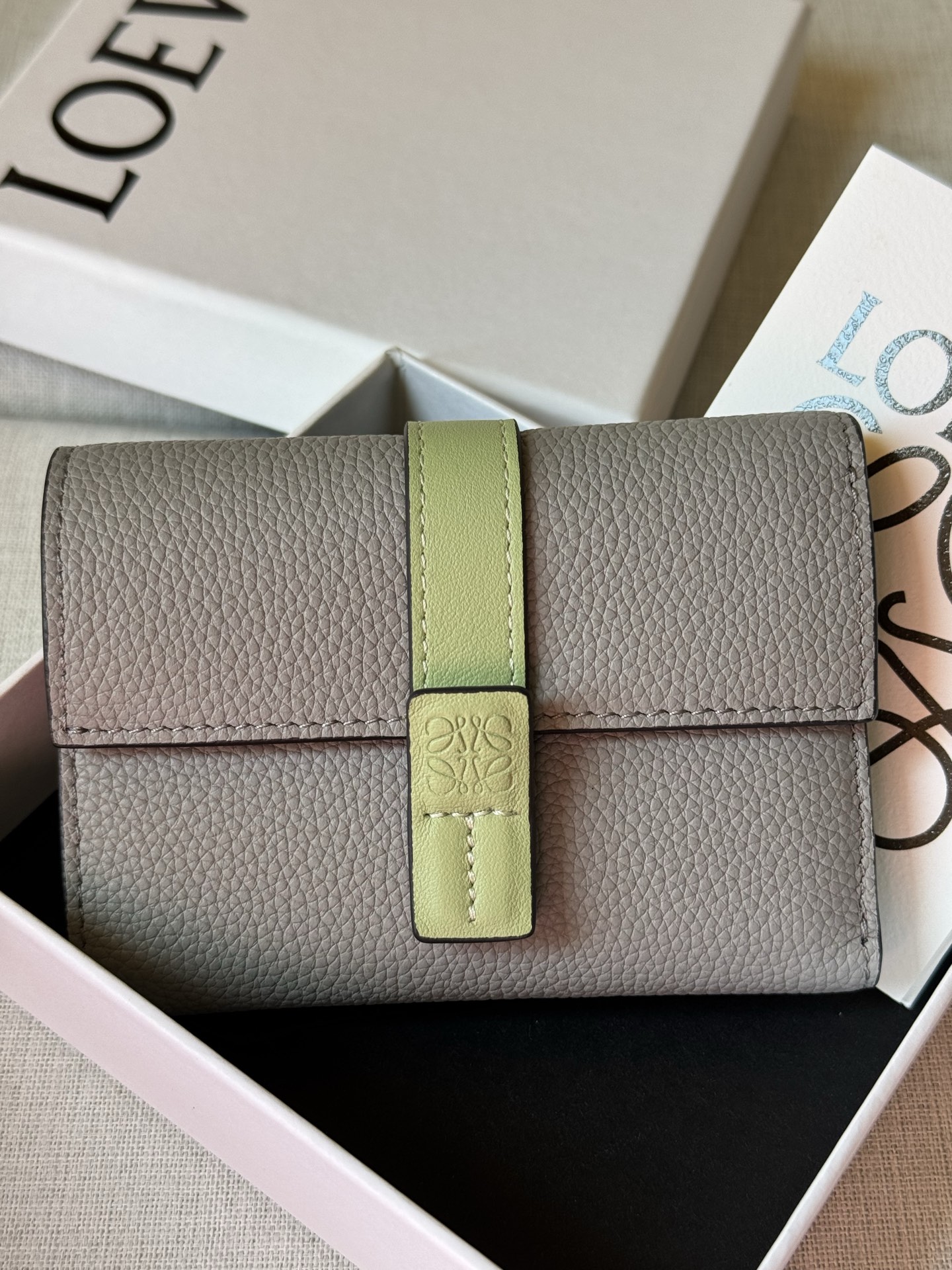 NO:617879,Extra Small Straight Wallet in Soft Grained Calfskin19860909特级 柔軟粒面小牛皮小型直式錢包 X3 對比色柔軟粒面小牛皮小型直式錢包. 六個置卡夾 兩個小型口袋,一個較大口袋 一個拉鍊硬幣隔層 按扣 小牛皮內裡 Anagram 壓紋 柔軟粒面小牛皮 12-7.5-2.5,特级罗意威,loewe,cowhide,Bag