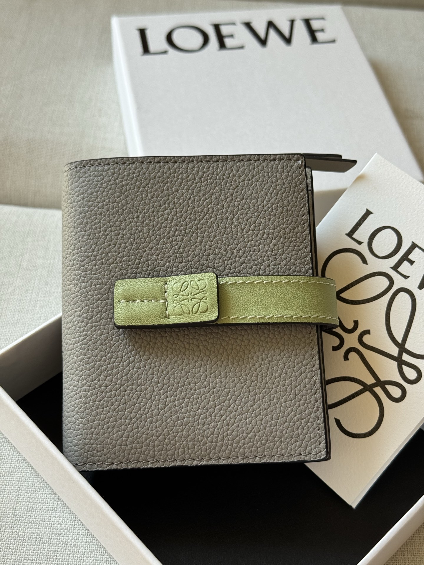 NO:617881,Special grade19860909特级 X02 包装 一个拉链硬币隔层,牛皮革拉链头 按扣开合 牛皮革衬里 Anagram 压纹 公分·in Colour太妃糖 Metallic colour 钯金色 Main material 柔软粒面牛皮革 Weight 0.12 kg Height 11 公分 Width 9 公分 Depth 2.5 公分,特级罗意威,loewe,cowhide,Bag