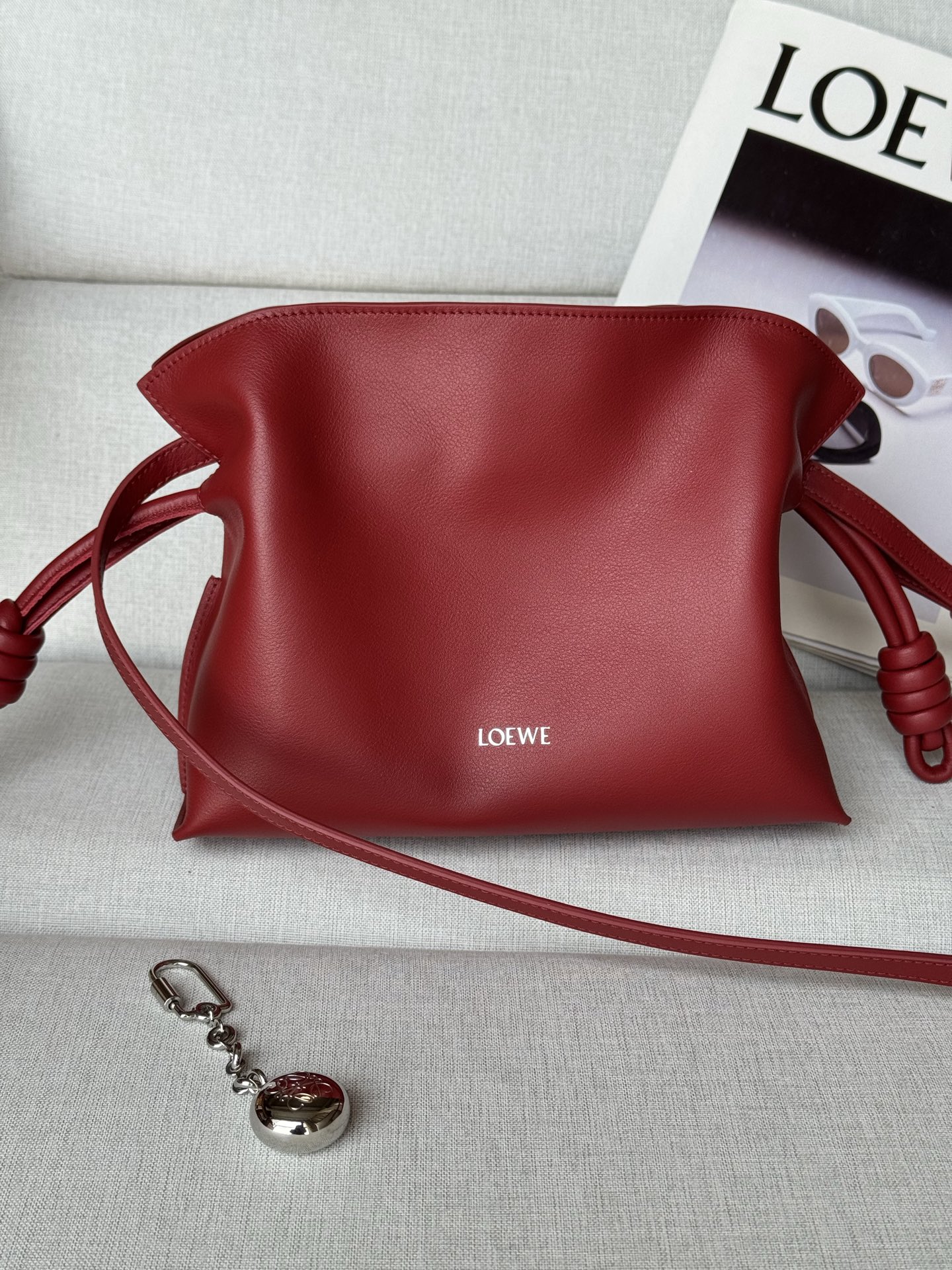 NO:617873,Premium bag comes with long shoulder strap Mini Nappa cowhide leather Flamenco clutch Model 11050S 23.9-9-18cm The Flamenco clutch released in the 1870s, fastened with a drawstring and tied with the iconic coiled knot. This mini version is made of Nappa cowhide leather. Can be worn on the shoulder, cross-body or handheld Detachable and adjustable shoulder strap Discreet magnetic closure Gold suede lining  LOEWE hot stamping or silver, premium Loewe, loewe, loewe, handbag, cowhide19860909特级 包包自配长肩带 迷你纳帕牛皮革 Flamenco 手拿包 型号11050S 23.9-9-18cm 十九世纪七十年代发布的 Flamenco 手拿包,采用拉绳收紧,并打上标志性的盘绕结.此迷你版本采用纳帕牛皮革制成. 可肩背、斜挎或手提 可拆卸可调整肩带 低调的磁扣开合 金色绒面革衬里 LOEWE 烫金或烫银,特级罗意威,loewe,loewe,handbag,cowhide,Bag