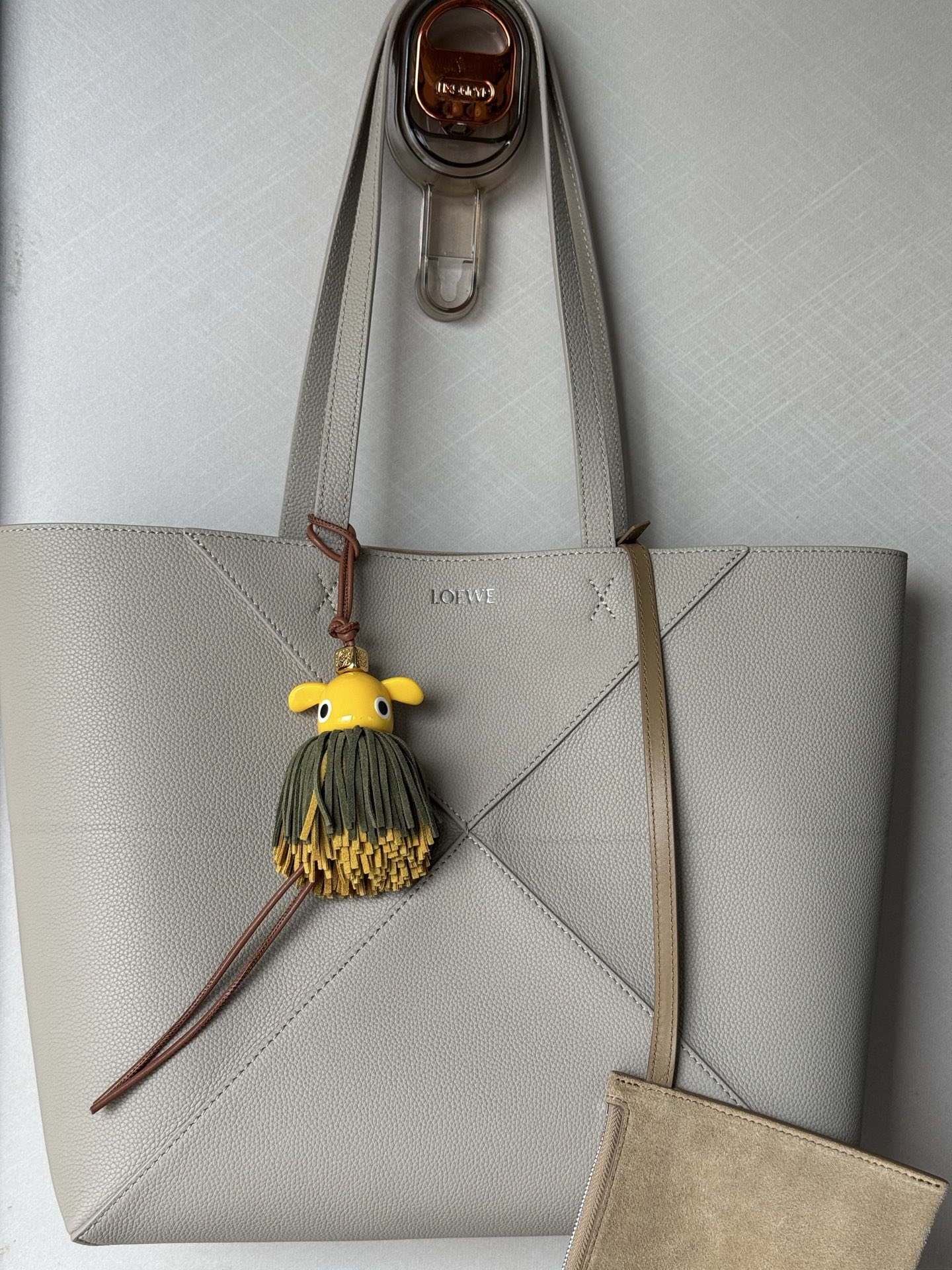 NO:812483,Premium Clay Puzzle Fold has a lightweight geometric design that folds completely flat, making it an ideal travel companion. This medium horizontal handbag is made of soft grained cowhide. Can be carried on the shoulder or by hand Suede lining LOEWE Hot stamping cm in Metallic color Gold Main material Soft grained cowhide Shoulder strap length 27 cm Handle drop 27 cm Weight 0.56 kg  Size 31-29-12, premium Loewe, loewe, loewe, cowhide19860909特级 黏土色 Puzzle Fold 采用轻盈几何结构设计,能够完全扁平折叠,是旅行良伴.此中号横版手袋采用柔软粒面牛皮革制成. 可肩背或手提 绒面革衬里 LOEWE 烫金 公分·in Metallic colour 金色 Main material 柔软粒面牛皮革 肩带长度 27 cm Handle drop 27 cm Weight 0.56 kg 尺寸31-29-12,特级罗意威,loewe,loewe,cowhide,Bag