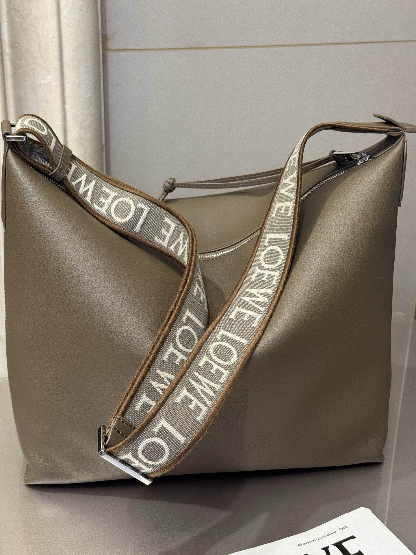 NO:617886,Premium Cubi model 2201 A Dimensions high 30-16–32 (opening width 43) crossbody bag is a roomy and soft bag that adapts easily to body shapes. This version is made of soft smooth cow leather and has LOEWE jacquard straps. Crossbody or shoulder carry Adjustable shoulder strap Zipper closure, cow leather zip puller Internal slip pocket Holds a 13-inch laptop Herringbone cotton canvas lining Anagram  Embossed, premium Loewe, loewe, loewe, satchels, crossbody bags, cowhide19860909特级 Cubi 型号2201 A 尺寸高30-16–32（袋口宽43）斜挎包是一款宽敞且柔软的手袋,可轻松适应体形. 这个版本采用柔软光滑牛皮革制成,配有 LOEWE 提花带子. 斜挎或肩背 可调节肩带 拉链封口,牛皮革拉链头 内部插袋 可放13寸笔记本电脑 人字纹棉质帆布衬里 Anagram 压纹,特级罗意威,loewe,loewe,satchels,crossbody bags,cowhide,Bag