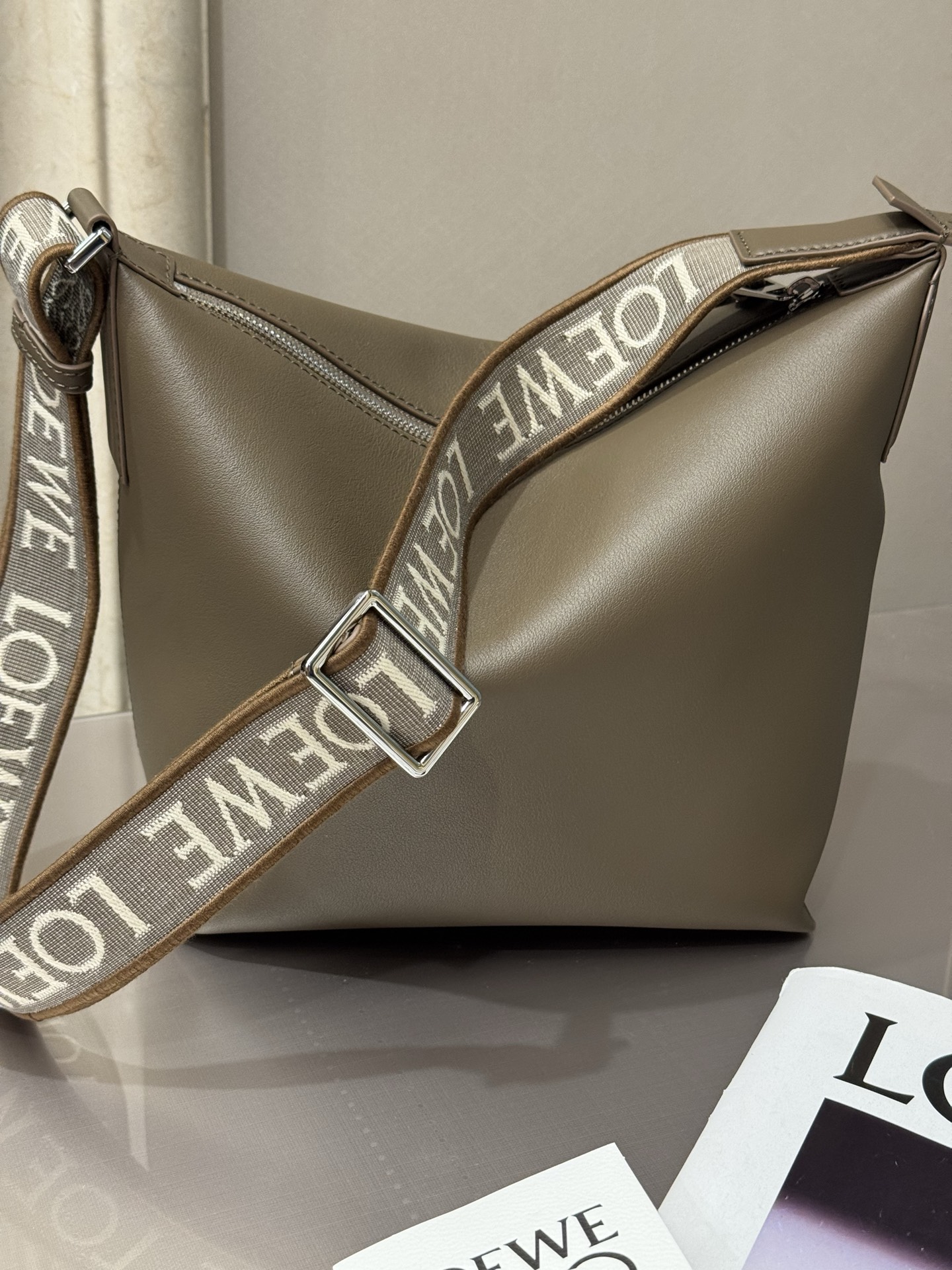 NO:617888,The special Loewe Cubi small lunch box bag is amazing. It can be casual or formal. It is very versatile. [Explosive R] The weight of Cubi is so light that it can be ignored!  Very suitable for commuting [Explosion R] The design is simple, advanced, lightweight and easy to use!  This must be the best choice for your daily bag!  [Laughs R] Both men and women look good on their backs!  The shoulder straps of the bag are embroidered with a dark LOGO [Laughing R]. The cowhide material is very soft and skin-friendly, and the bag has a large capacity. It can be worn as a workman's ecstasy. Size 29-22-10, model 2201s. It is casual and versatile for boys, and the wide shoulder strap design is more fashionable (consider the medium size). It is cool and trendy for girls to carry it cross-body under the arm (consider the small size)  The most cost-effective ~ the capacity is very large, enough for going out, special grade Loewe, loewe, loewe, cowhide19860909特级 Loewe Cubi小号饭盒包太绝了 可休闲可正式 非常百搭 [爆炸R]Cubi的自重轻到可以忽略！非常适合通勤 [爆炸R]设计简约高级轻便好用！这款一定是日常包的最佳选择！ [大笑R]男女背起来都好看！包包肩带是暗纹刺绣LOGO [偷笑R]牛皮材质非常柔软亲肤、包包容量很大 非常能装打工人狂喜 尺寸29-22-10 型号2201s 男生背休闲百搭的同时宽肩带设计更时尚（考虑中号） 女生背腋下斜挎又酷又拽（考虑小号） 最巨性价比啦～容量还很大出门完全够,特级罗意威,loewe,loewe,cowhide,Bag