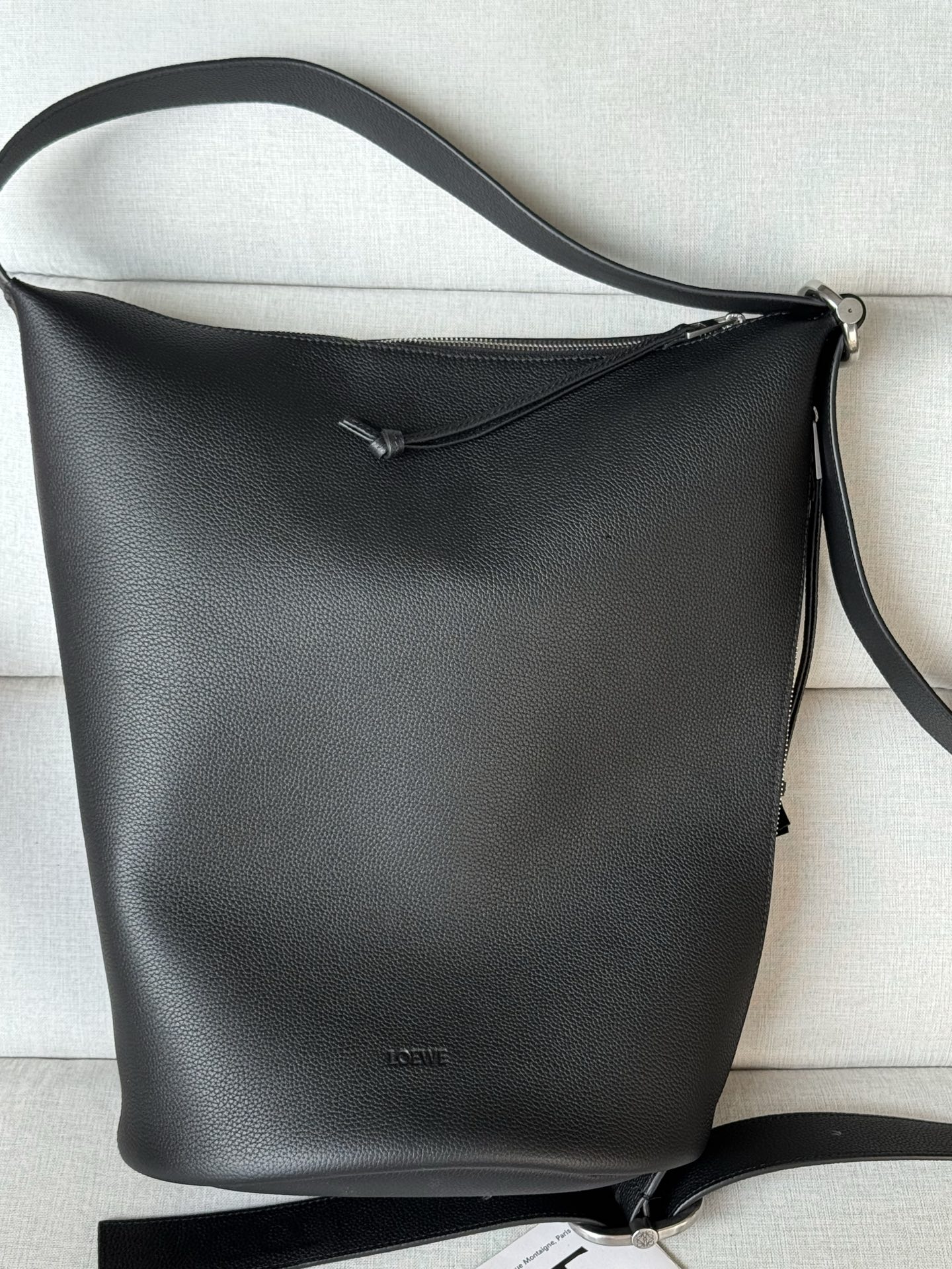 NO:670908,Special grade original leather LOEWE｜Loop Hobo full of relaxation. The new men's bag has launched the hobo series. The shoulder straps can be adjusted at will. The armpit back is also cool. It is very casual. The larger of the two sizes is a bucket bag design. It has zippers horizontally and vertically. Two ways to carry it. New Loop | So is it a shoulder bag?  Or a bucket bag?  That's right!  !  !  It's Loewe's style, which means it has a weird feeling [Laughing R] Men's statement fashion item from the 25 autumn and winter series, equipped with adjustable shoulder straps and zippers, allowing for a variety of carrying methods. This handbag can be erected vertically to interpret the silhouette of a bucket bag, or extended horizontally to present a travel bag. Size 39×15.5×39CM. The length of the shoulder strap can be adjusted at will. Model 339, premium Loewe, loewe, loewe, travel  bags,shoulder bags19860909特级 原厂皮 LOEWE｜Loop Hobo 松弛感满满 新的男包出了hobo系列啦 肩带可以任意调节 腋下背也是酷酷的 很随性哦 两个size 大一号是水桶包设计 横竖都有拉链 两种背法 新品Loop |所以到底是单肩包？还是水桶包？ 没错！！！是罗意威的风格,就是要奇奇怪怪的感觉[偷笑R] 25秋冬系列男士宣言款时尚单品,配备可调节肩带与拉链,实现多种背法.这款手袋可垂直竖立演绎水桶包廓形,亦可水平延展呈现旅行包姿态. 尺寸39×15.5×39CM 肩带长短可随意调节 型号339,特级罗意威,loewe,loewe,travel bags,shoulder bags,Bag