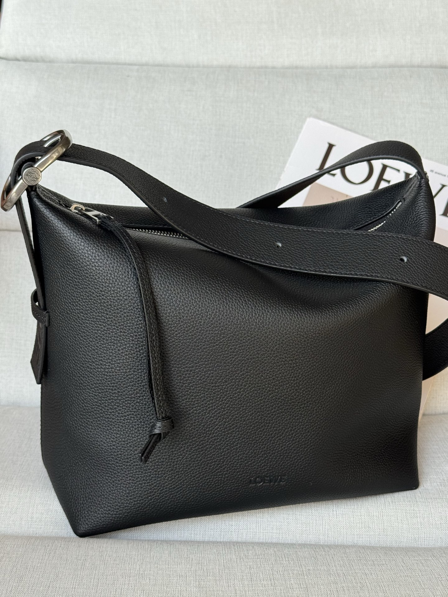 NO:670897,Special grade original leather Loewe Cubi small lunch box bag is amazing, it can be casual or formal, very versatile [Explosive R] Cubi’s weight is so light that it can be ignored!  Very suitable for commuting [Explosion R] The design is simple, advanced, lightweight and easy to use!  This must be the best choice for your daily bag!  [Laughs R] Both men and women look good on their backs!  The shoulder straps of the bag are embroidered with a dark pattern LOGO [Laughing R] The cowhide material is very soft and skin-friendly, and the bag has a large capacity. It is very suitable for carrying workmen's ecstasy. The size is 29-22-10. It is casual and versatile for boys, and the wide shoulder strap design is more fashionable (consider the medium size). It is cool and stylish for girls to carry it cross-body under the arm (consider the small size). The most cost-effective ~ the capacity is large and enough for going out.  Model 337, special grade Loewe, loewe, loewe, cowhide19860909特级 原厂皮 Loewe Cubi小号饭盒包太绝了 可休闲可正式 非常百搭 [爆炸R]Cubi的自重轻到可以忽略！非常适合通勤 [爆炸R]设计简约高级轻便好用！这款一定是日常包的最佳选择！ [大笑R]男女背起来都好看！包包肩带是暗纹刺绣LOGO [偷笑R]牛皮材质非常柔软亲肤、包包容量很大 非常能装打工人狂喜 尺寸29-22-10 男生背休闲百搭的同时宽肩带设计更时尚（考虑中号） 女生背腋下斜挎又酷又拽（考虑小号） 最巨性价比啦～容量还很大出门完全够 型号337,特级罗意威,loewe,loewe,cowhide,Bag