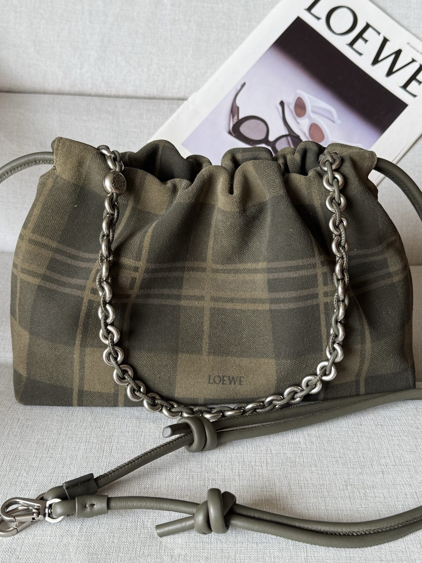 NO:617921,Special grade 1774 (matching metal chain + 1 long shoulder strap) Flamenco Purse clutch medium size 30-10.5-20 1774 Tartan lucky bag? It’s actually suede! Jonathan Anderson’s usual trompe l’oeil art technique looks like tartan fabric. It’s actually made of suede. The plaid printing is very special! The olive green color scheme is retro and fashionable! #loewe福包 #罗伊伟福包 retro plaid will never go out of style. # suede, super Loewe, loewe, loewe, handbag, chamois leather19860909特级 1774  配套金屬鏈條+1條長肩帶） Flamenco Purse 手拿包 中號30-10.5-20 1774 格子呢福袋? 实际是翻毛皮! Jonathan Anderson惯用的错视艺术手法看起来像是格子呢面料 实际上是麂皮做的格纹印刷非常特别! 橄榄绿配色复古又时髦! #loewe福袋 #罗意威福袋复古格纹永不过时 #麂皮,特级罗意威,loewe,loewe,handbag,chamois leather,Bag
